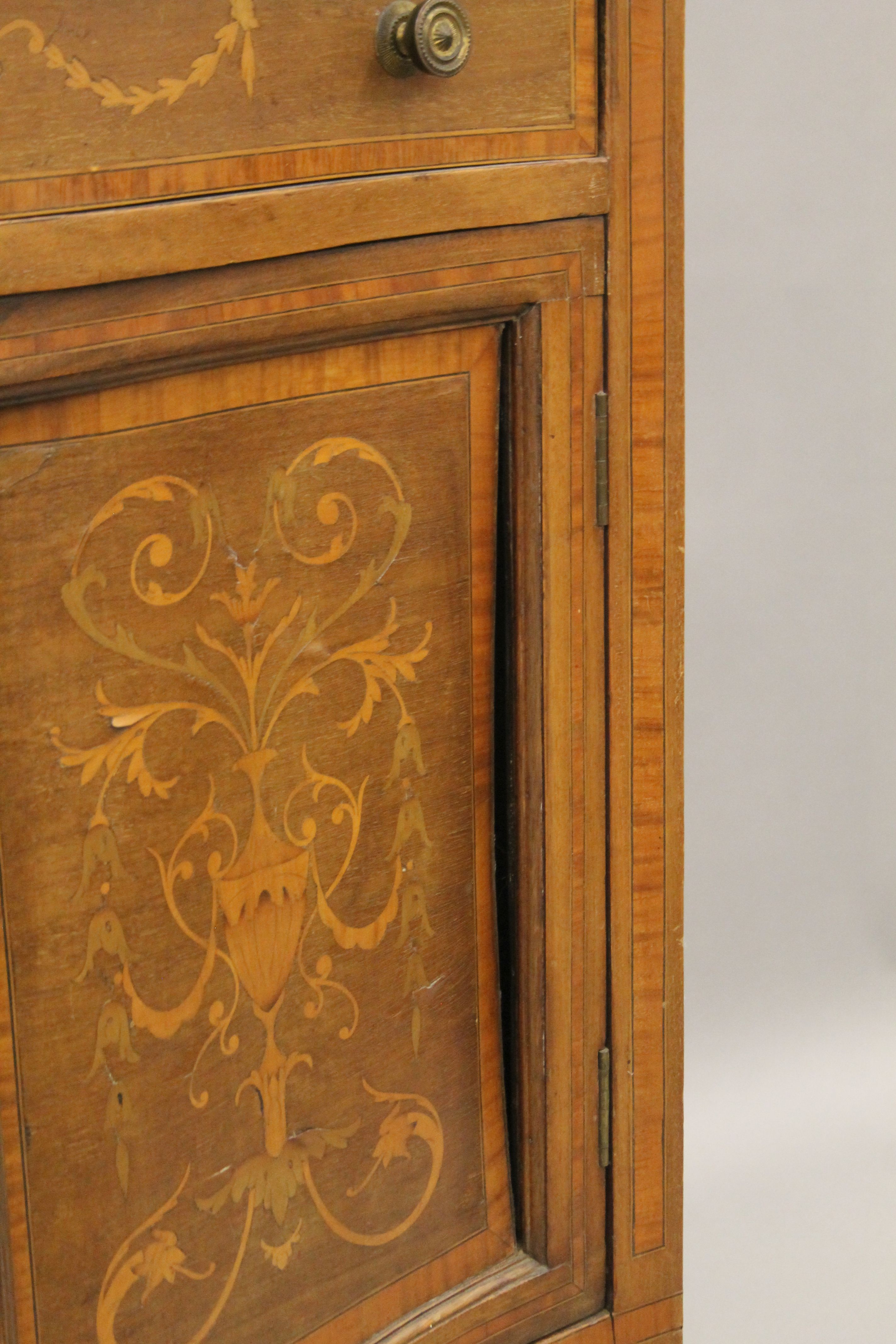 An Edwardian inlaid mahogany side cabinet. 79 cm wide x 215 cm high. - Bild 7 aus 8