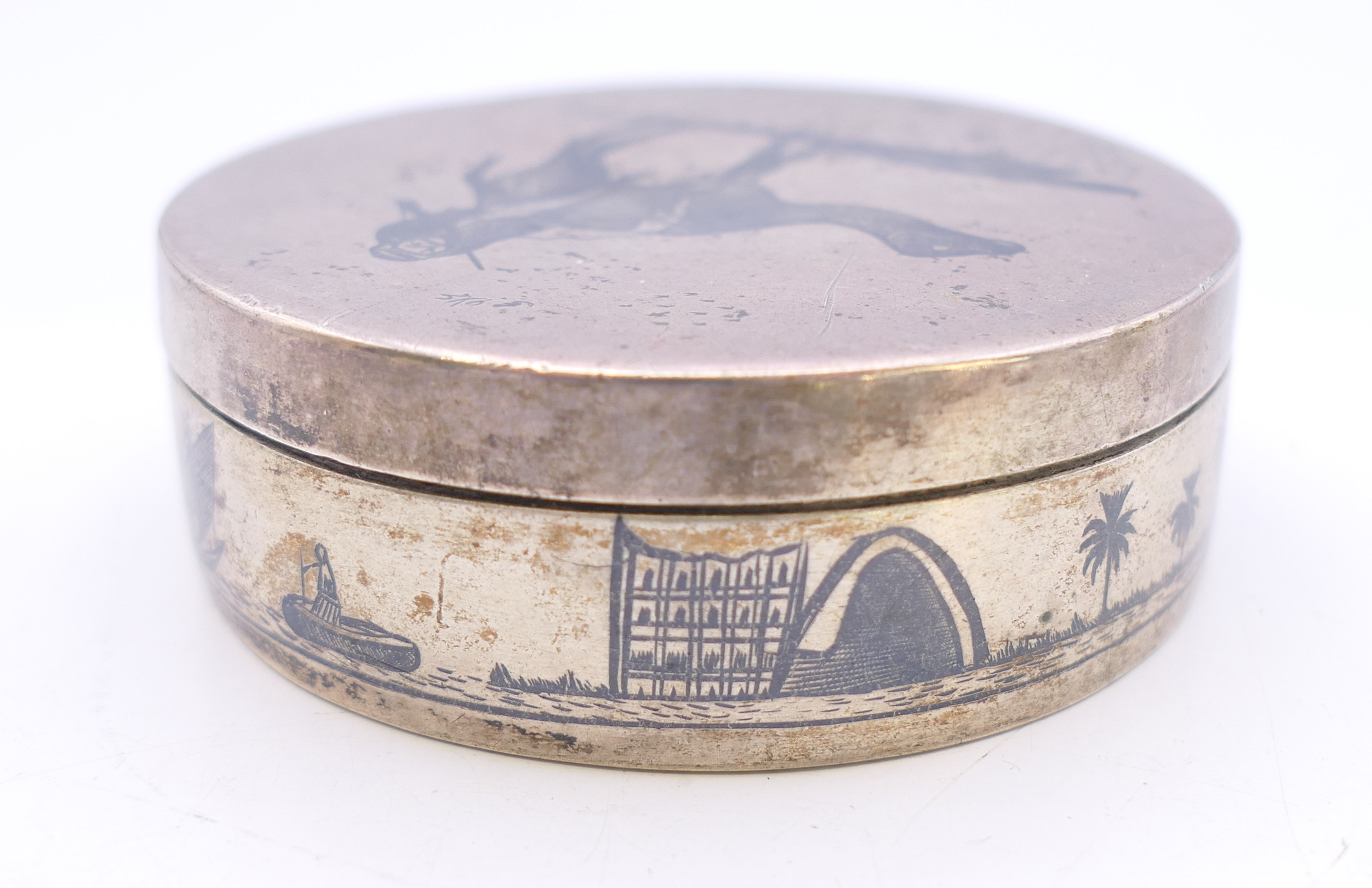 An Egyptian silver box. 6.5 cm diameter. 96.1 grammes. - Image 4 of 7