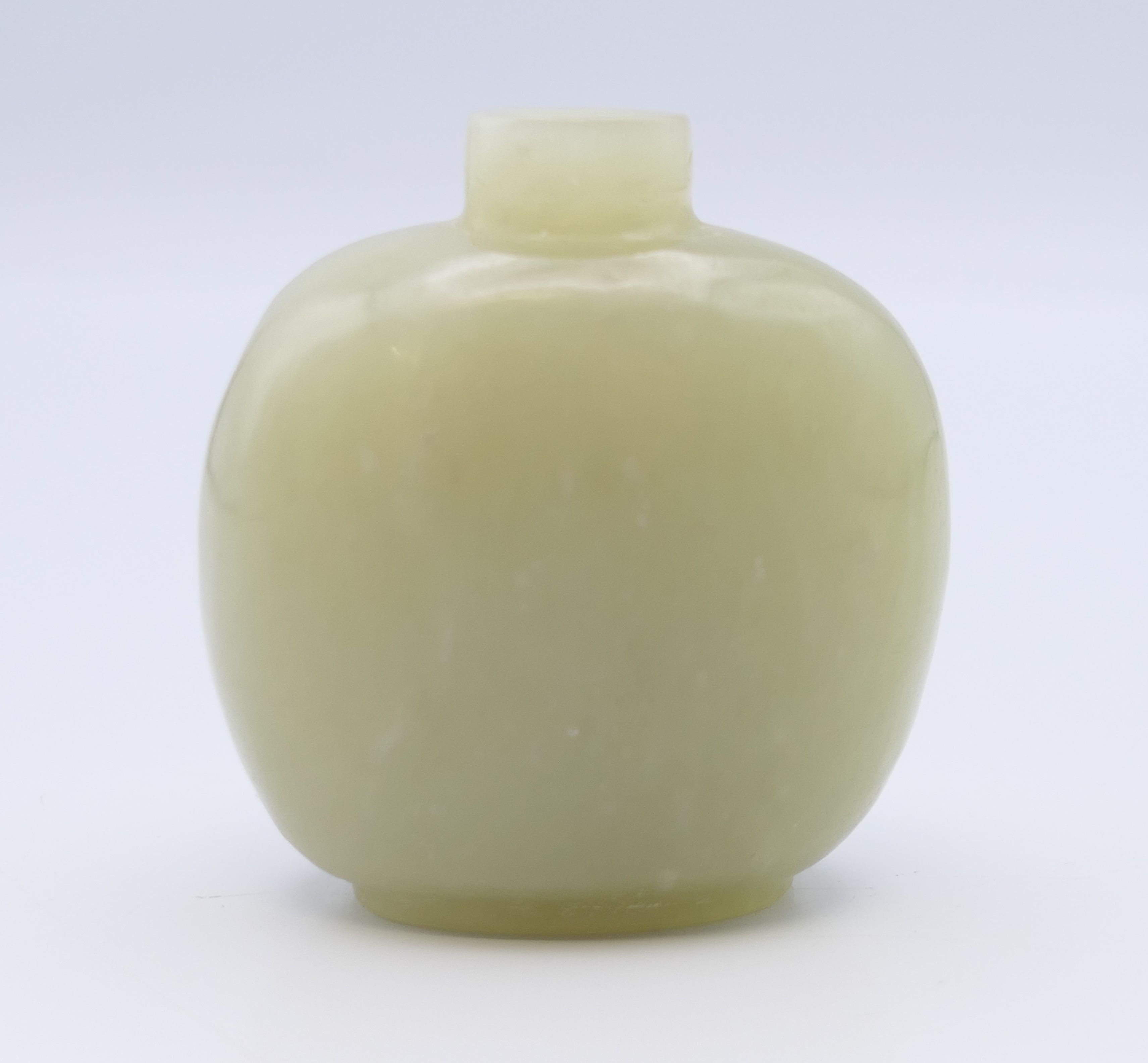 A small Chinese light green jade snuff bottle (stopper missing), Qing Dynasty. 4.5 cm high. - Image 2 of 6