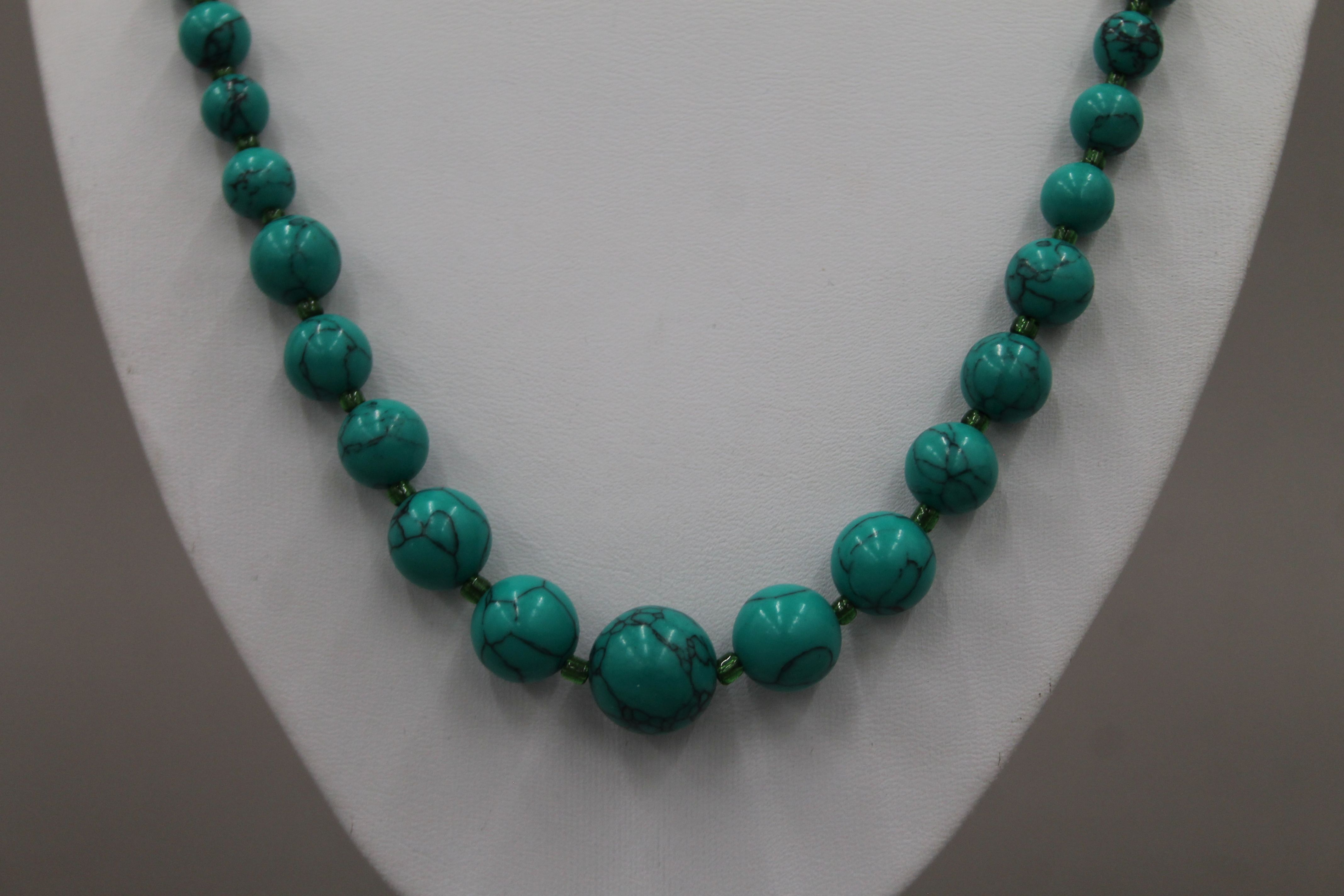 A string of turquoise beads. 61 cm long. - Bild 3 aus 5