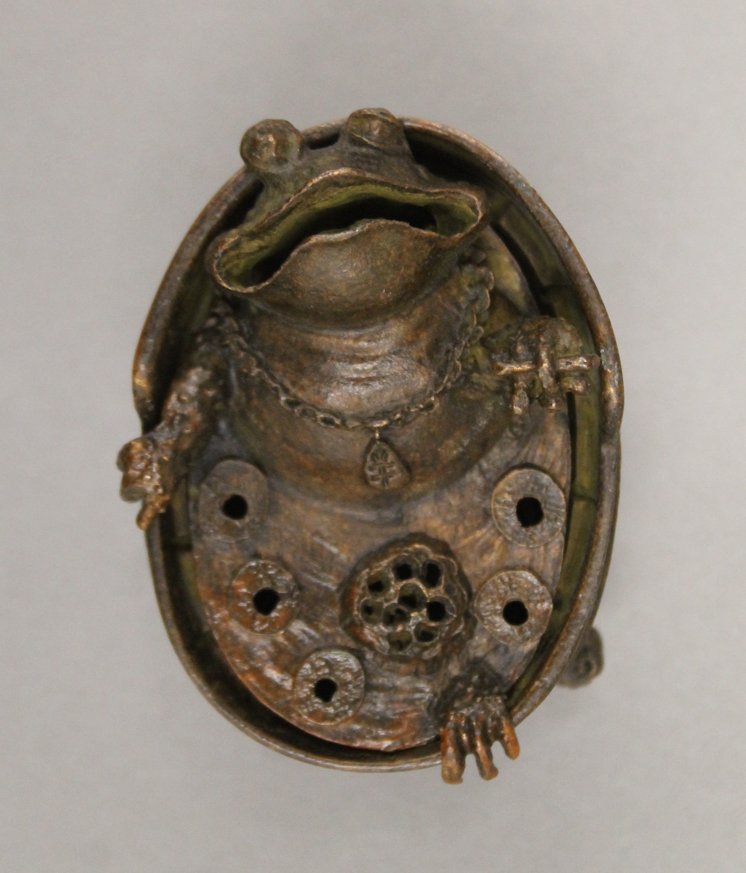 A bronze box formed as a toad in a bath. 5.5 cm high. - Image 2 of 6