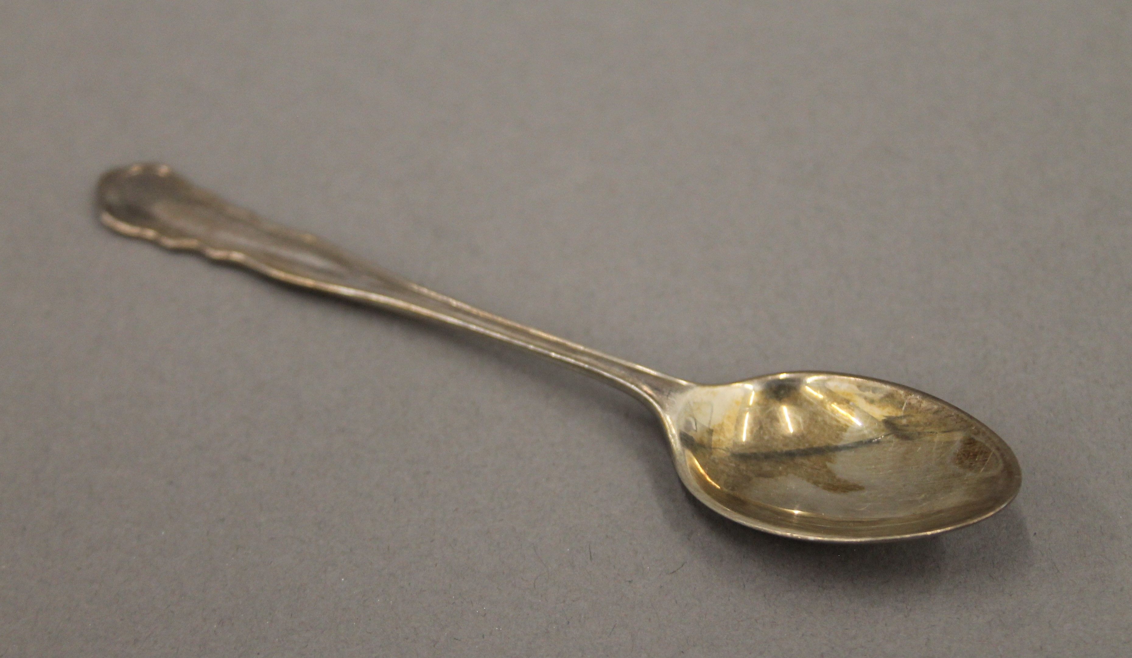 Two cased sets of silver teaspoons. 151.1 grammes. - Image 8 of 10