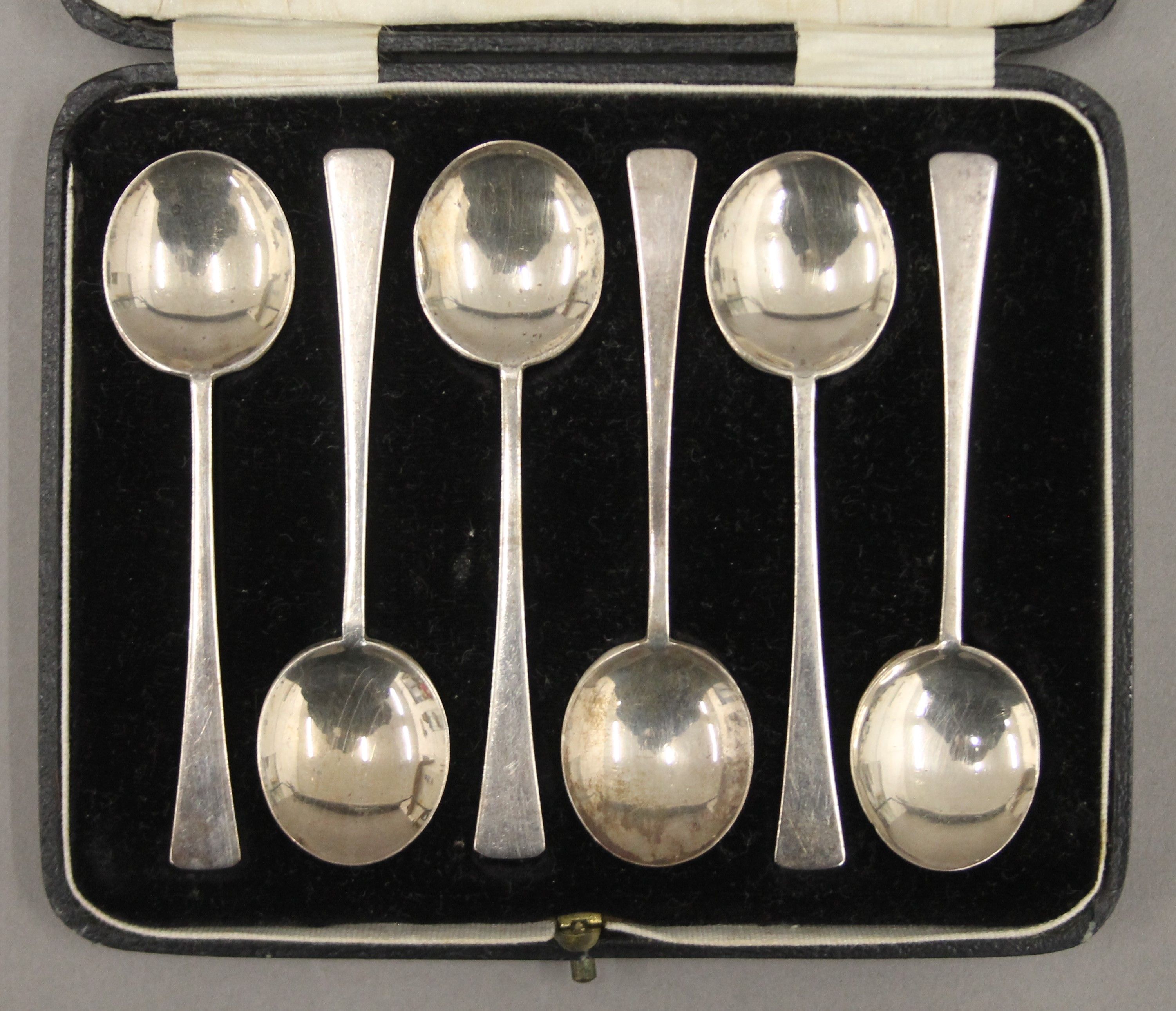 Two cased sets of silver teaspoons. 151.1 grammes. - Image 3 of 10