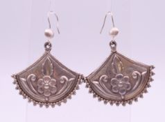 A pair of silver fan shape earrings. 3.5 cm wide.