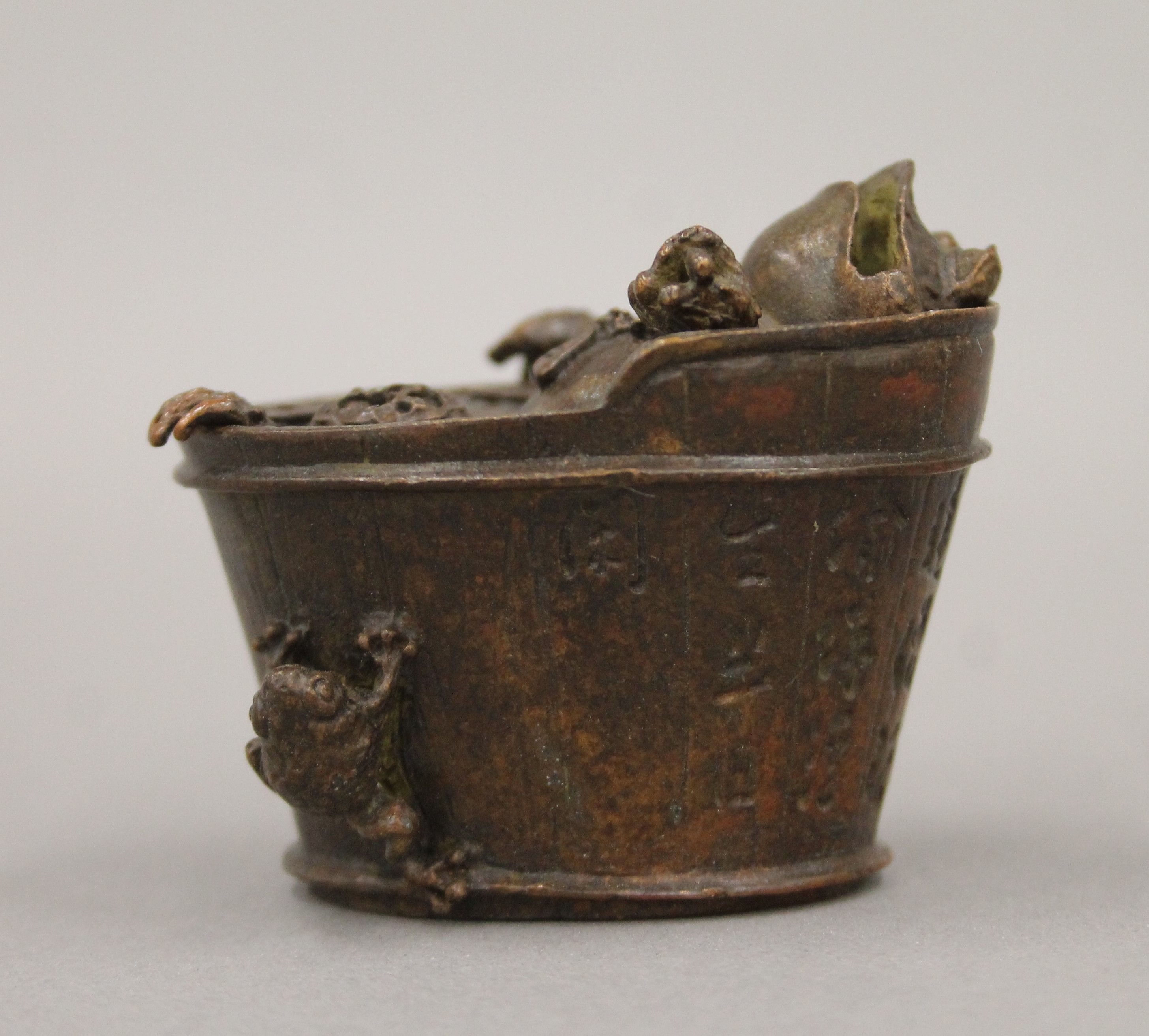 A bronze box formed as a toad in a bath. 5.5 cm high. - Image 4 of 6