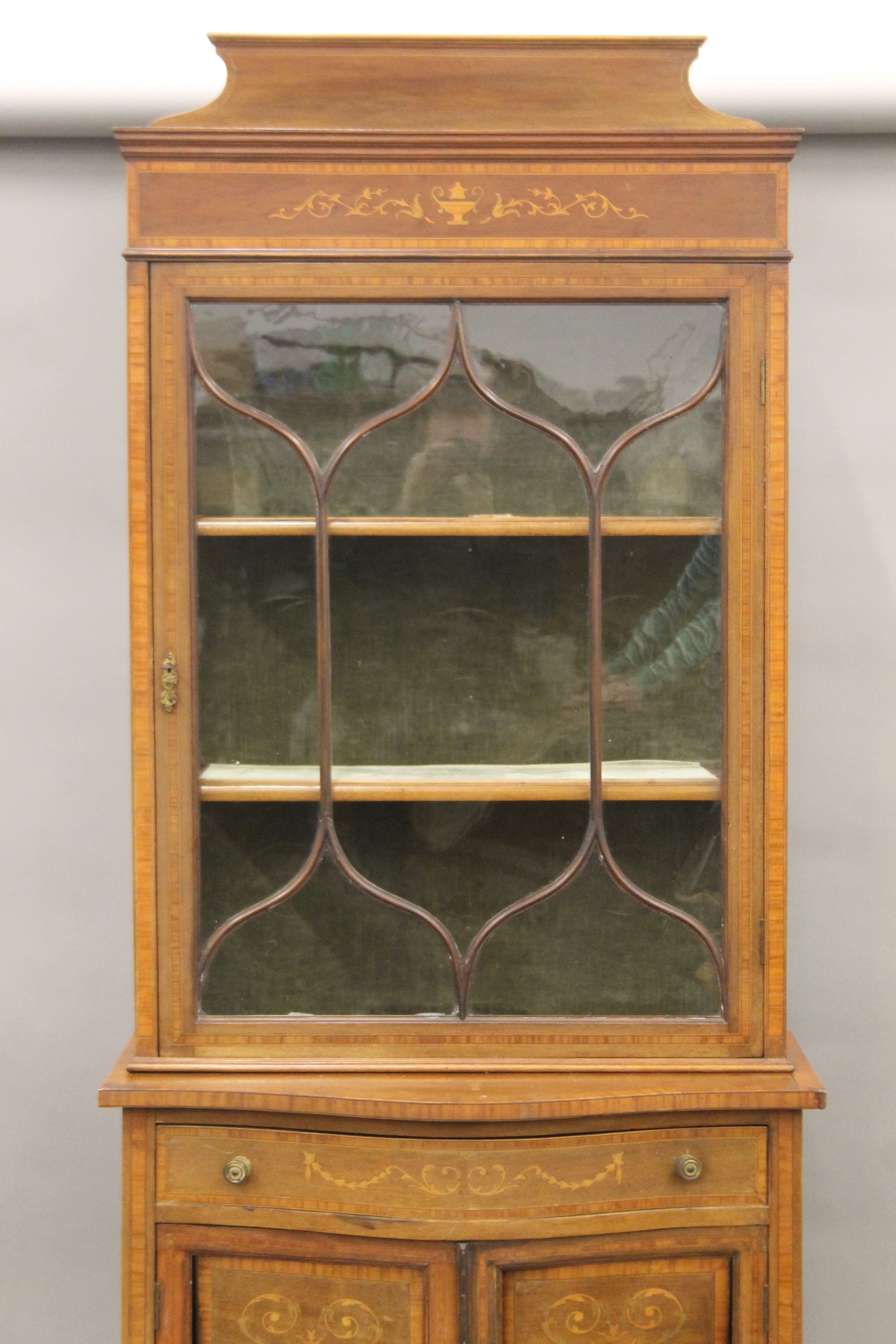 An Edwardian inlaid mahogany side cabinet. 79 cm wide x 215 cm high. - Bild 2 aus 8