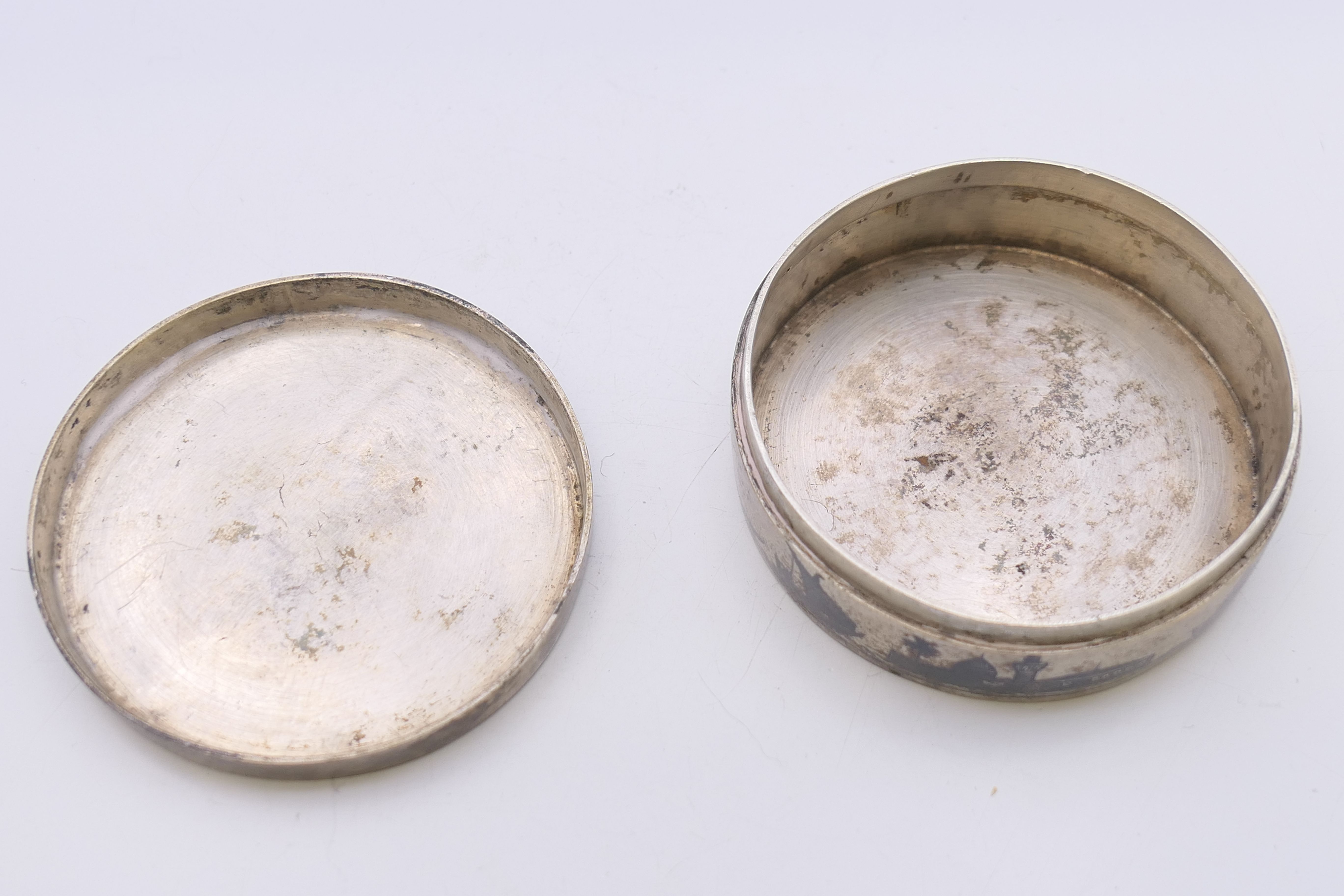 An Egyptian silver box. 6.5 cm diameter. 96.1 grammes. - Image 6 of 7