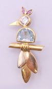 An 18 ct gold aquamarine bird form brooch. 4.25 cm high. 4.5 grammes total weight.