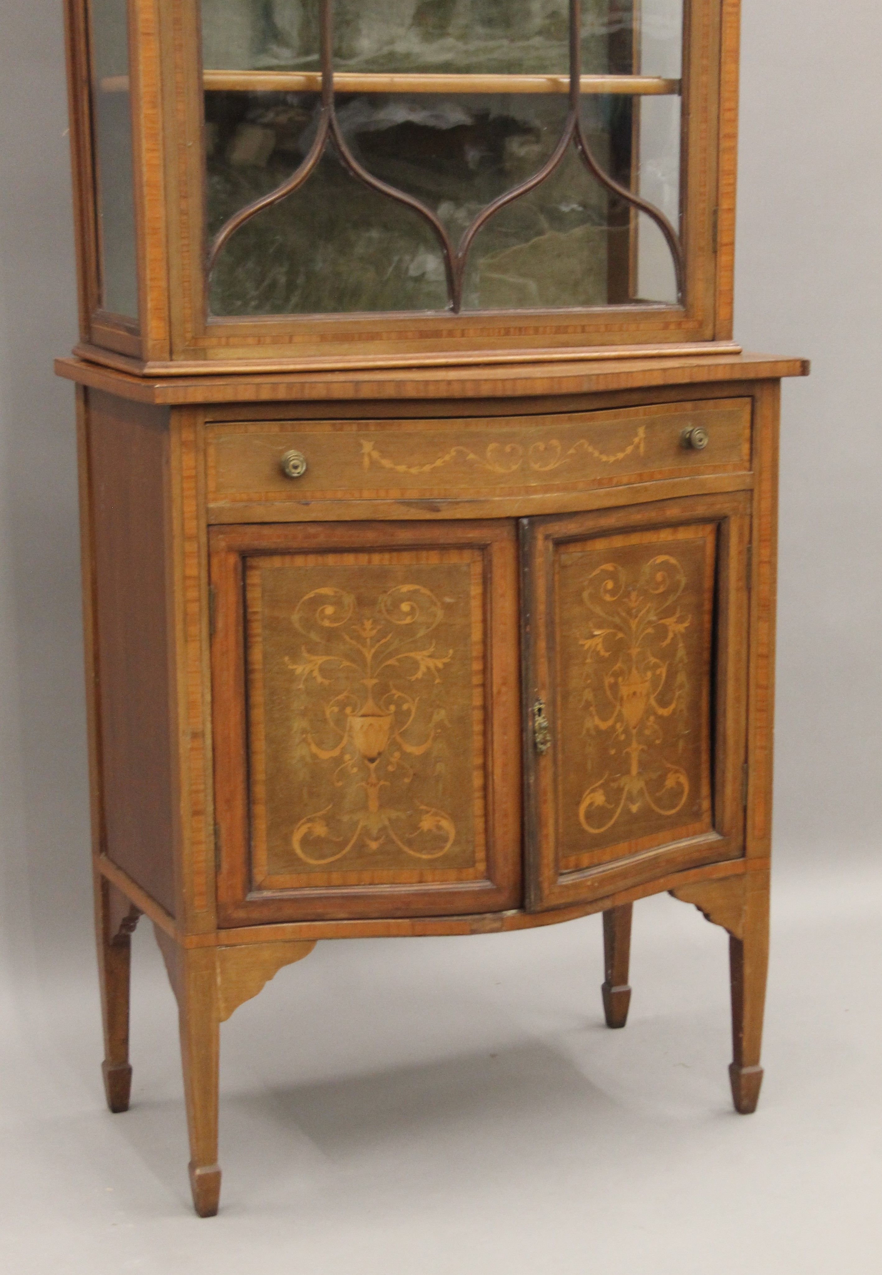 An Edwardian inlaid mahogany side cabinet. 79 cm wide x 215 cm high. - Bild 3 aus 8