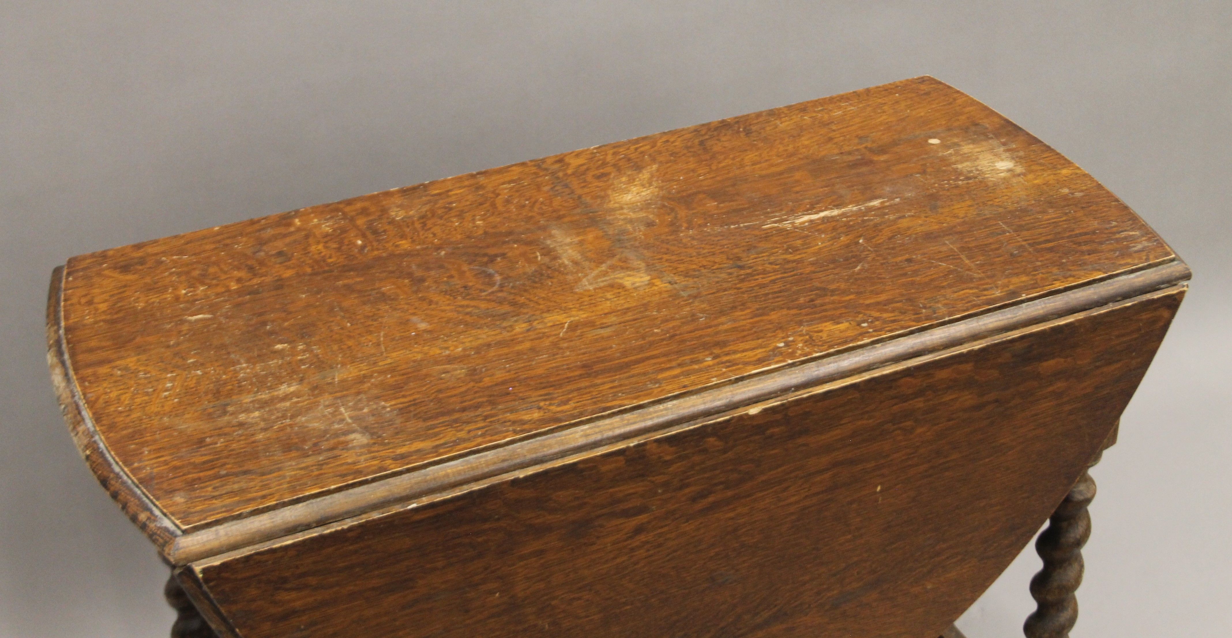 A barley twist oak gate leg table. 86 cm long. - Image 2 of 4