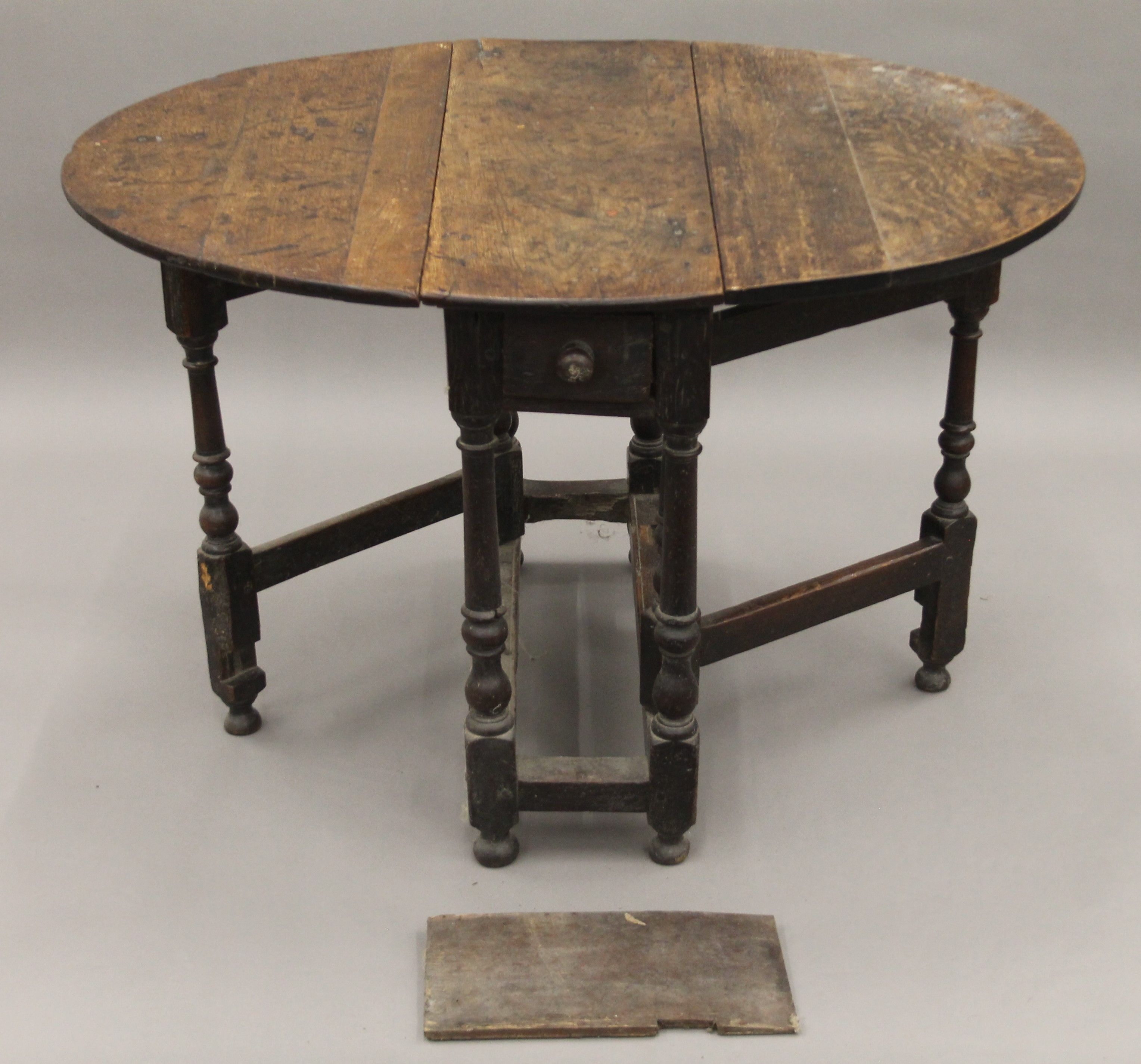 An 18th/19th century gate leg table. 89 cm long.