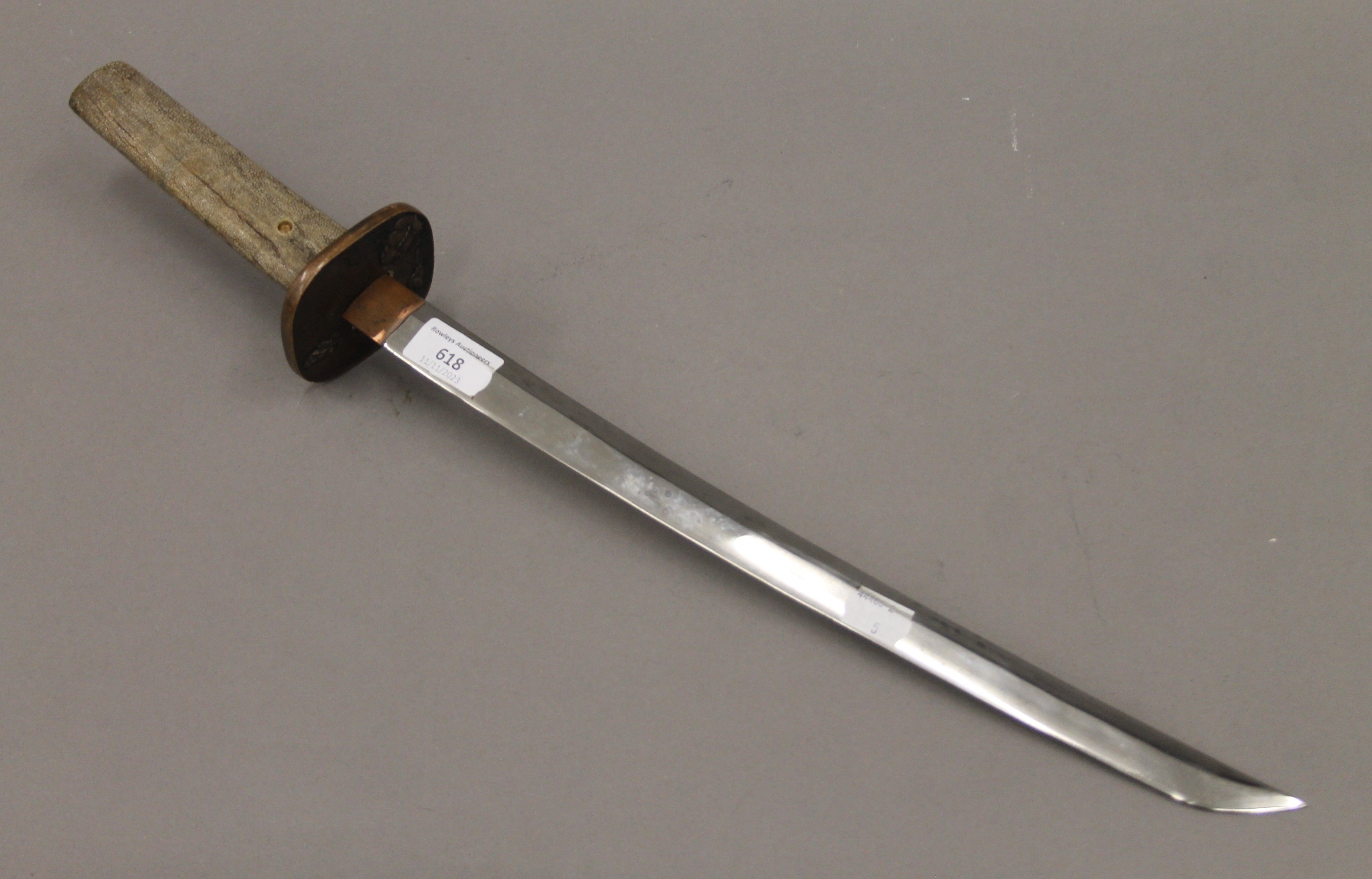 A Japanese sword with shagreen scabbard. 60 cm long. - Image 5 of 11