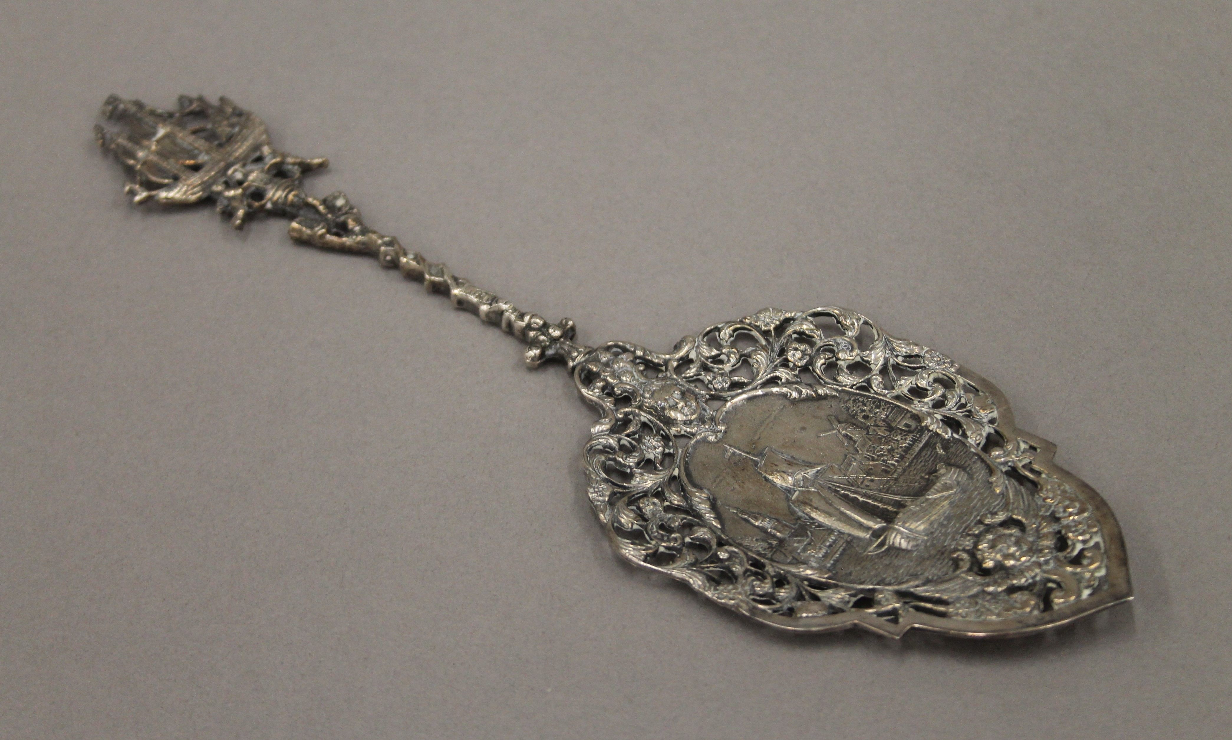 A Dutch silver heart shaped box, a small silver tray and a silver spoon. The former 6.5 cm wide. - Image 2 of 16