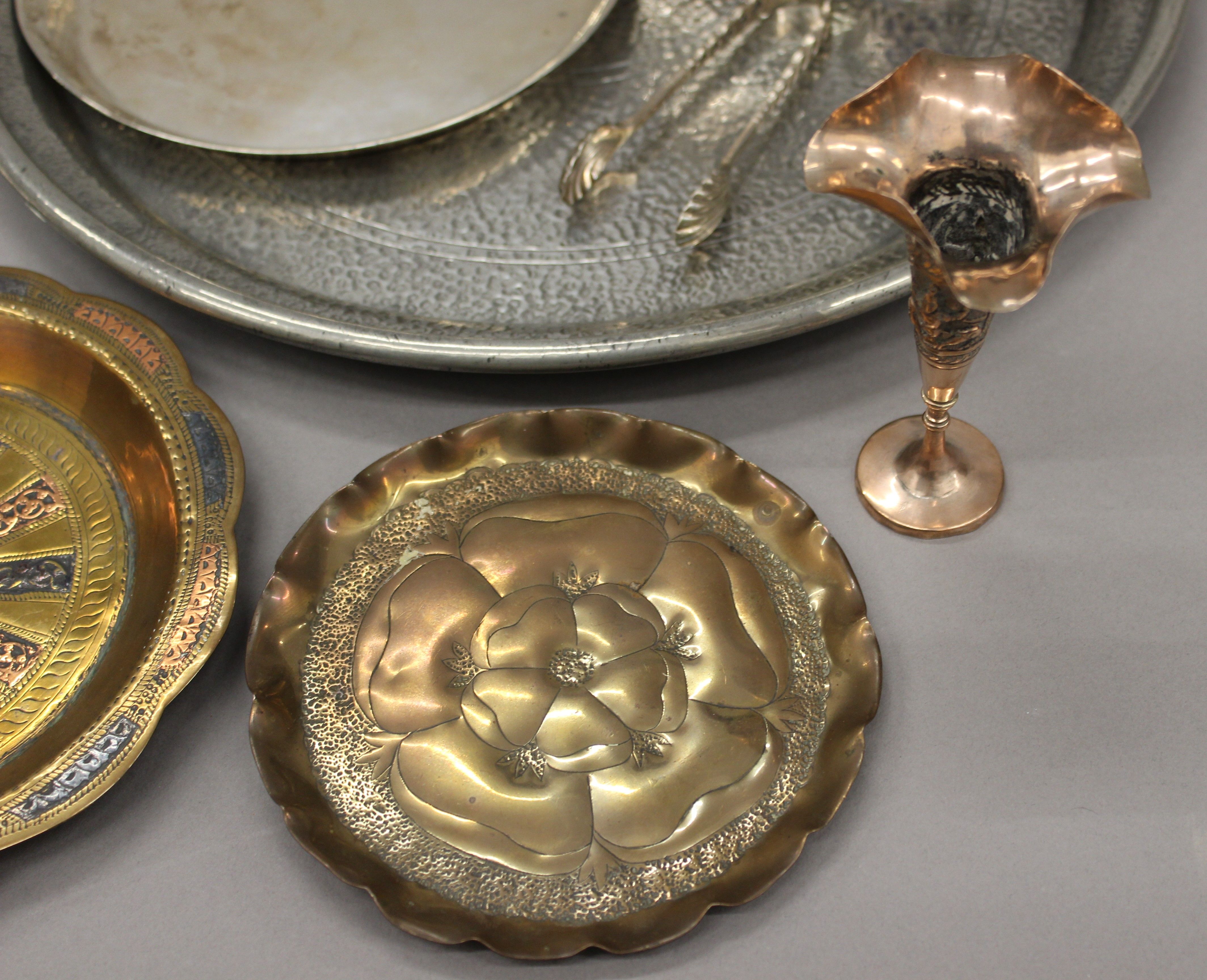 A quantity of various silver plate and metalware. - Bild 4 aus 8