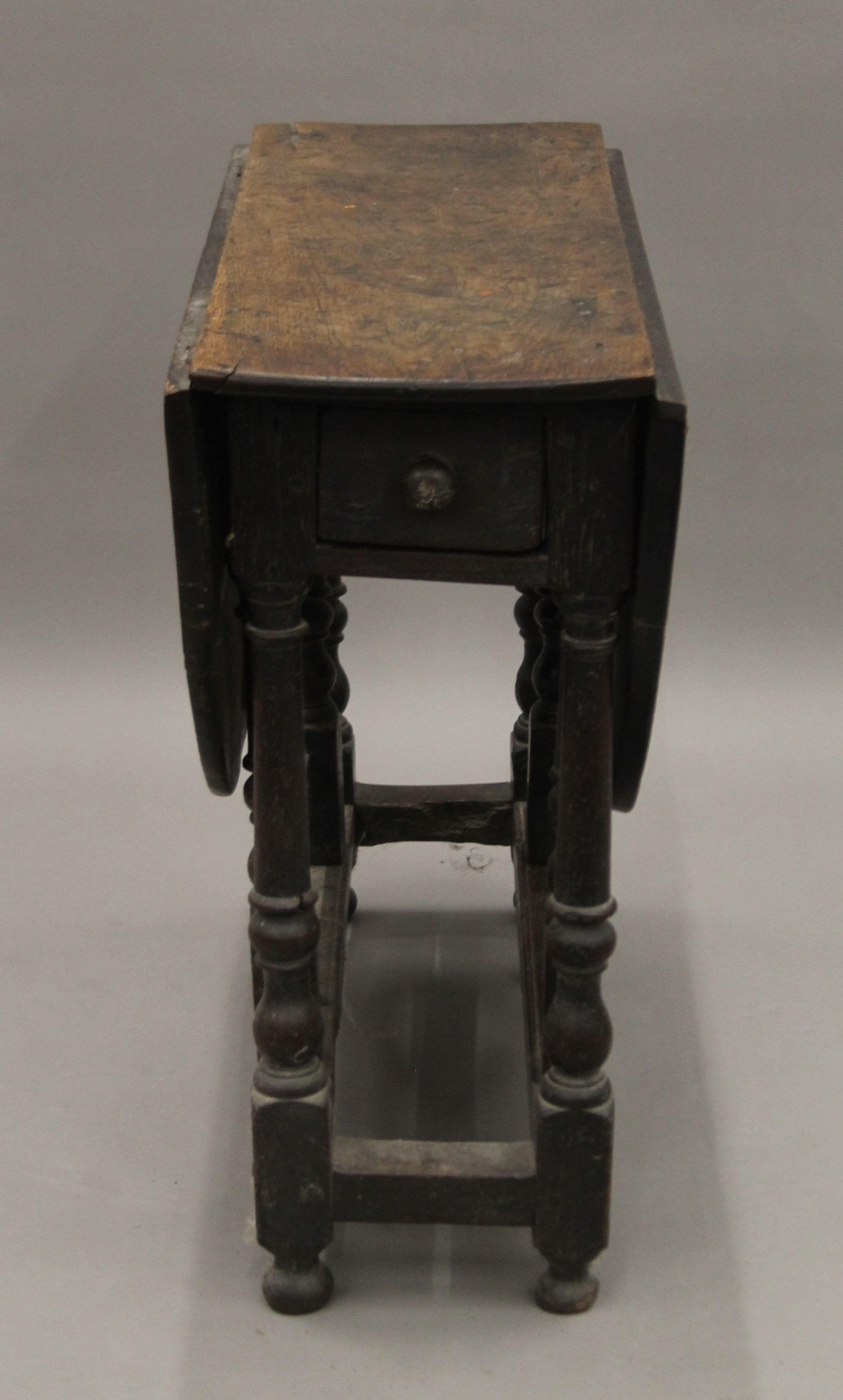 An 18th/19th century gate leg table. 89 cm long. - Image 7 of 8