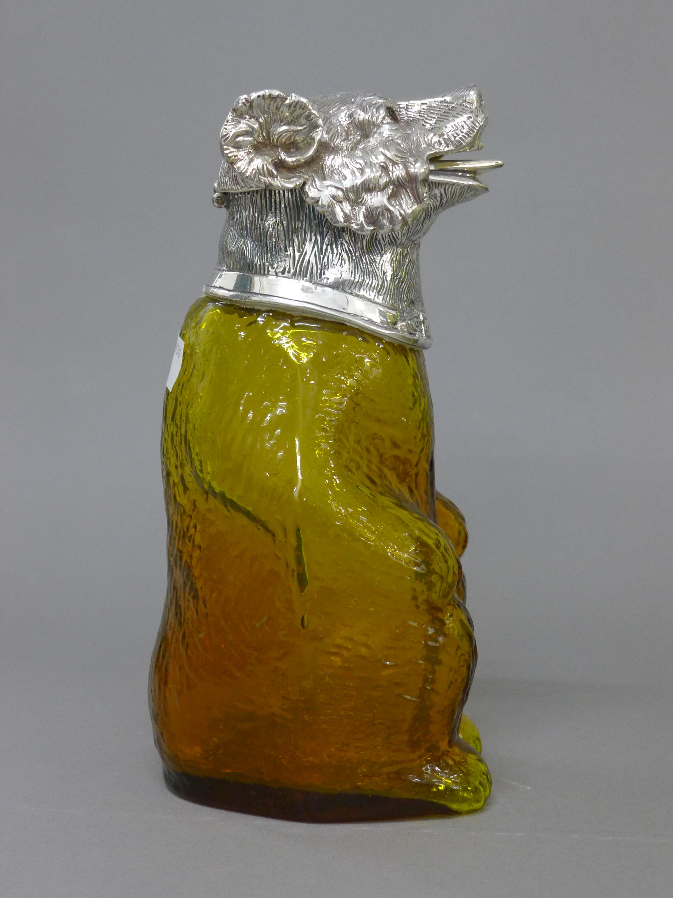 A silver plate mounted amber glass bear form claret jug. 22 cm high. - Bild 2 aus 4