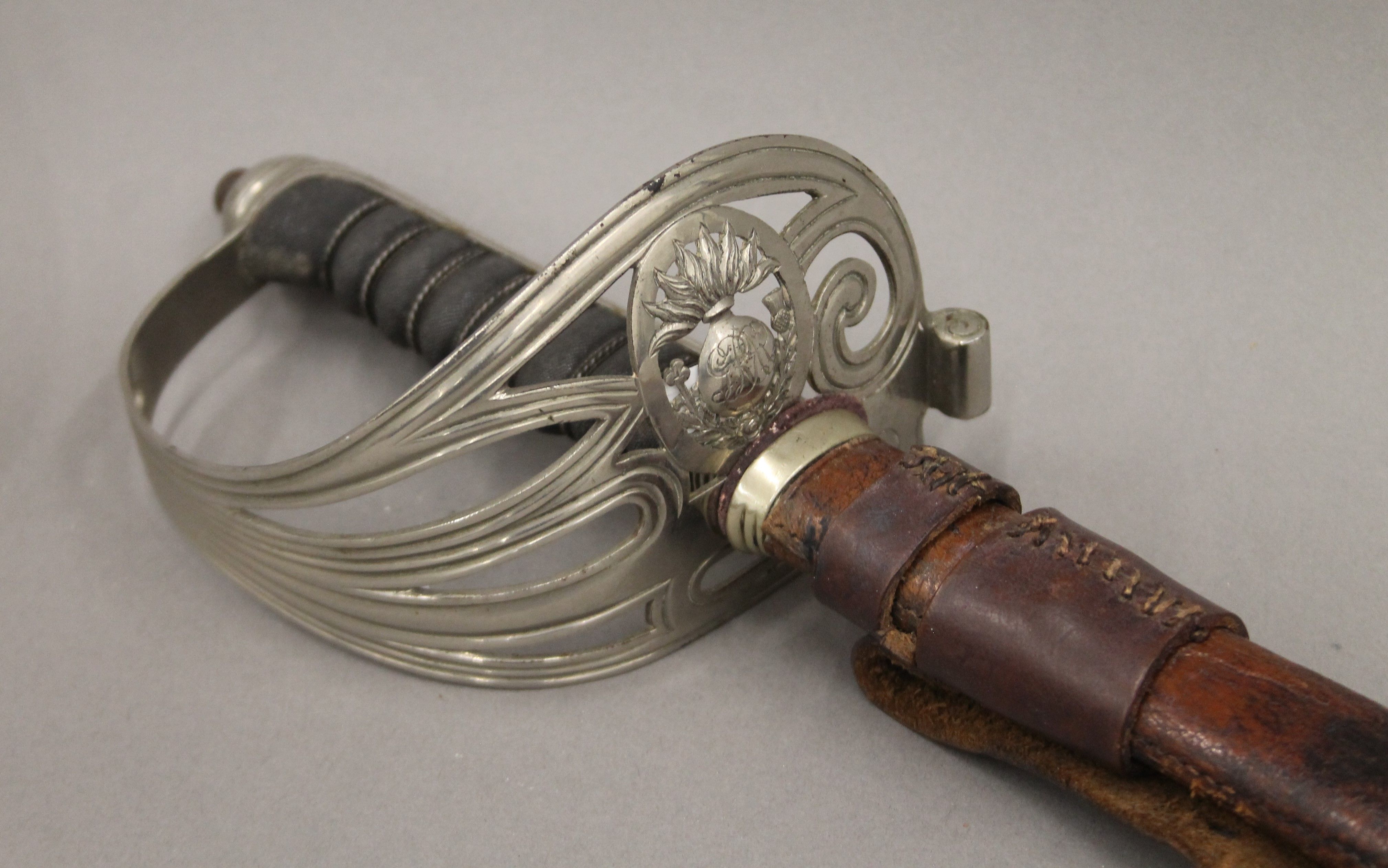 A George V Service sword in scabbard. 99 cm long. - Image 2 of 9
