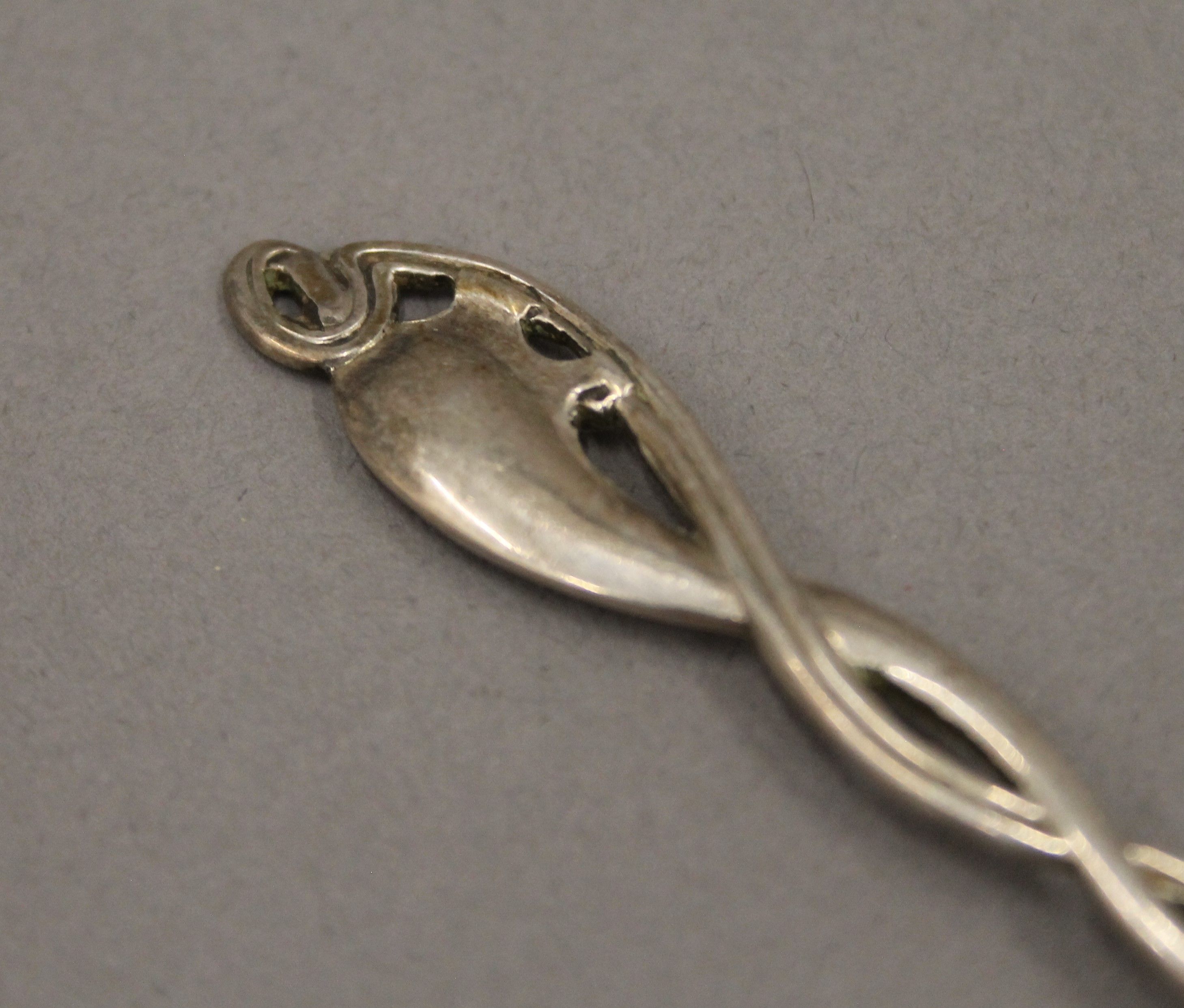 A cased set of Art Nouveau silver teaspoons and tongs. The case 54 cm wide. 112.4 grammes. - Image 14 of 16