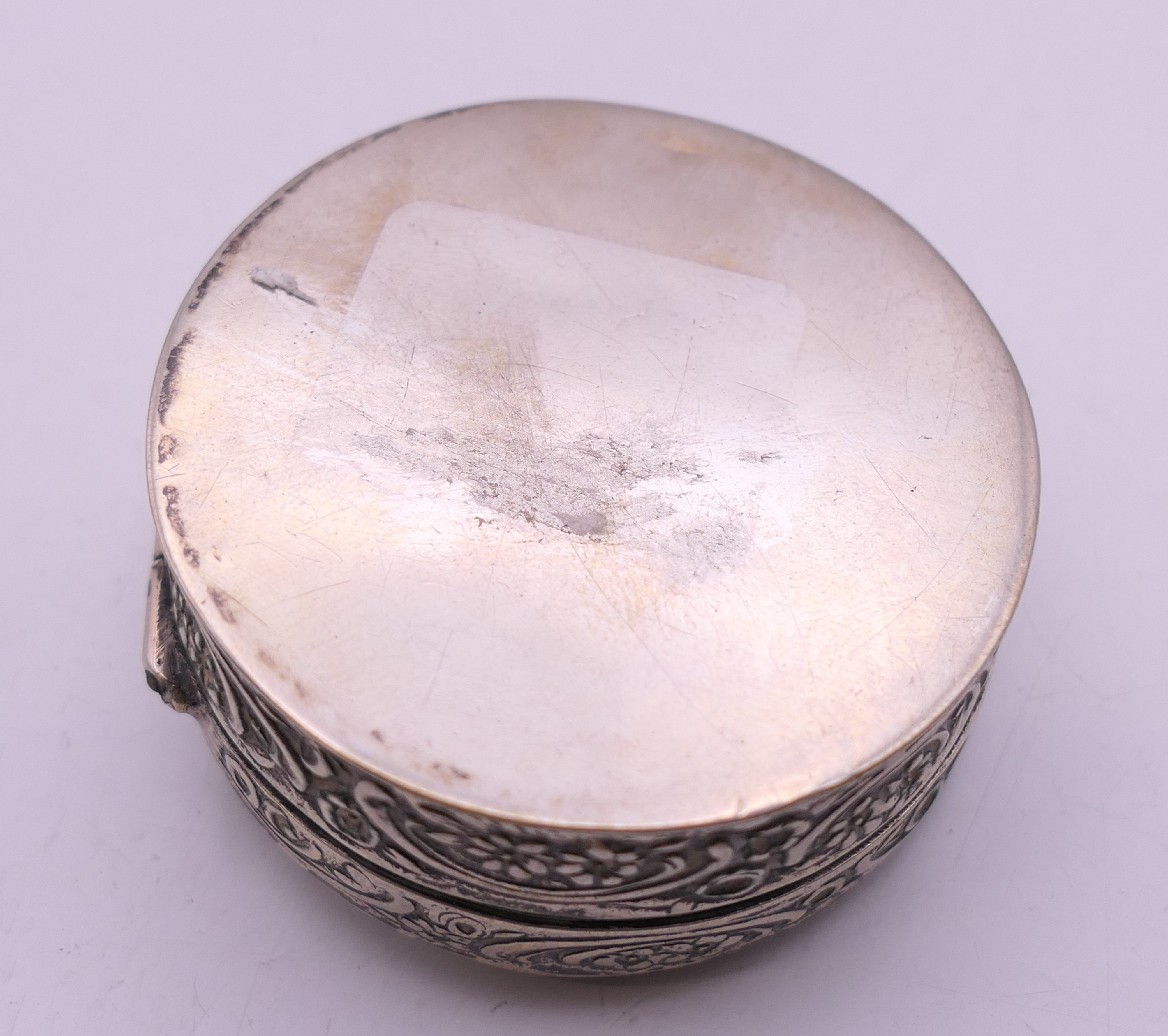 A embossed Continental silver box. 5 cm diameter. 44.3 grammes. - Image 5 of 7