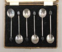 A cased set of silver coffee bean spoons. 36.9 grammes total weight.