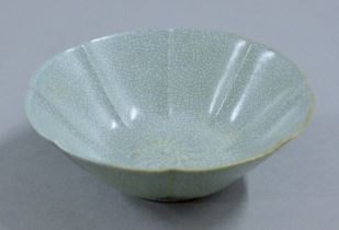 A Chinese crackle glaze bowl. 15 cm diameter.