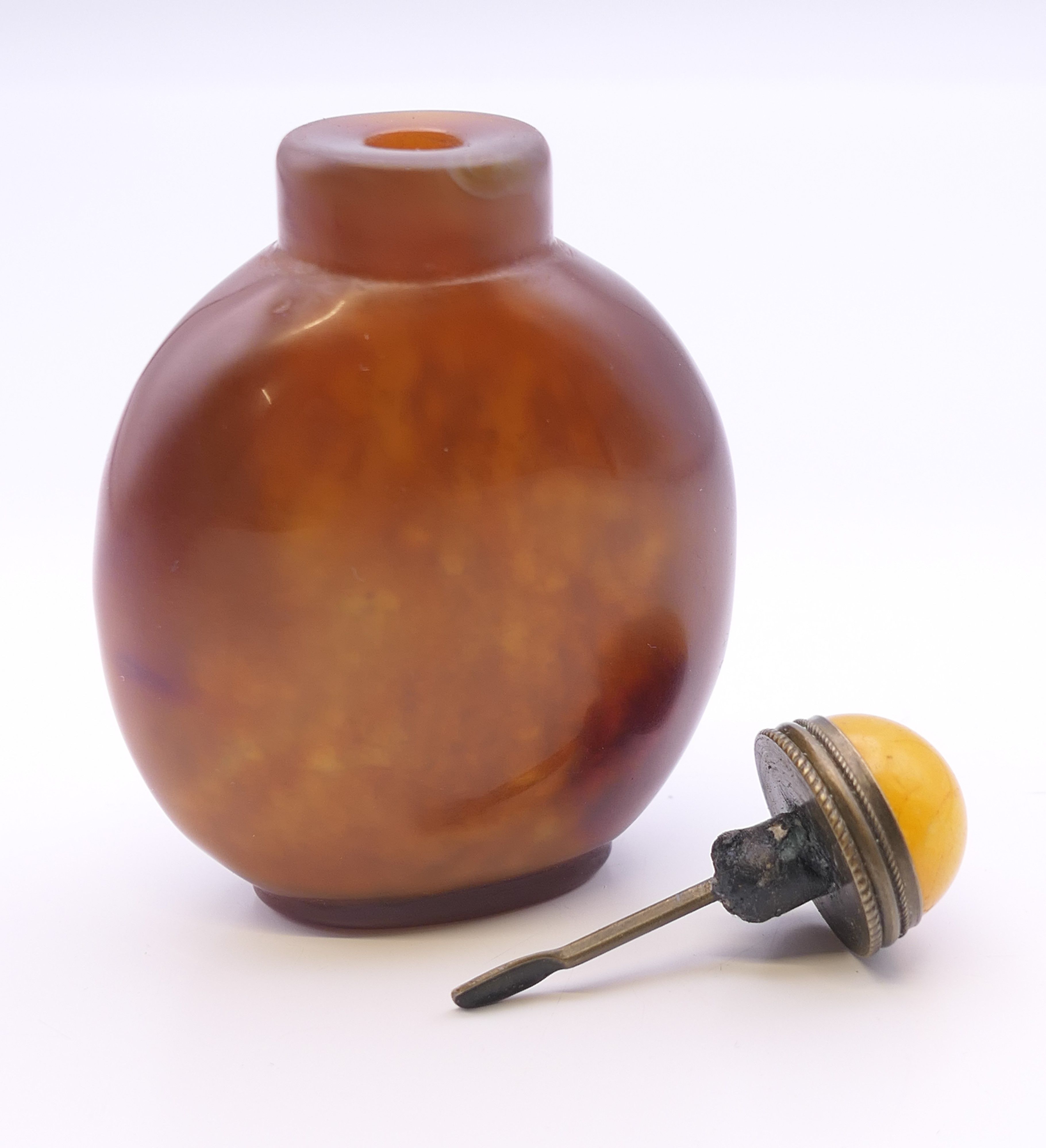 A large Chinese brown agate snuff bottle, with yellow stopper. 7.5 cm high. - Image 5 of 8