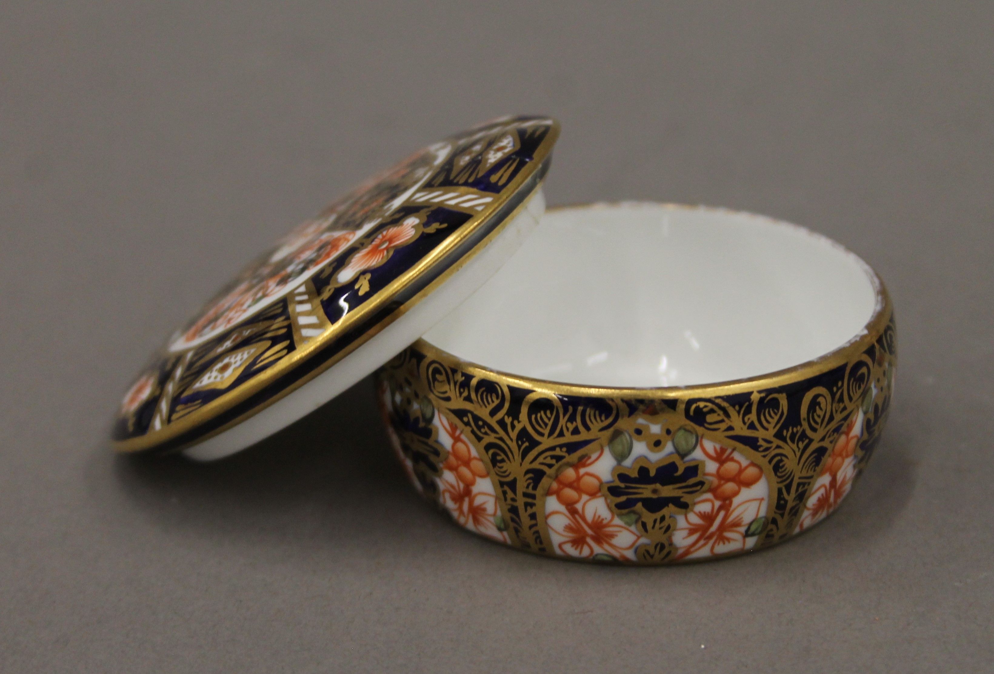 A Royal Crown Derby candle snuffer, a trinket box and a small dish. The former 12 cm high. - Bild 3 aus 7