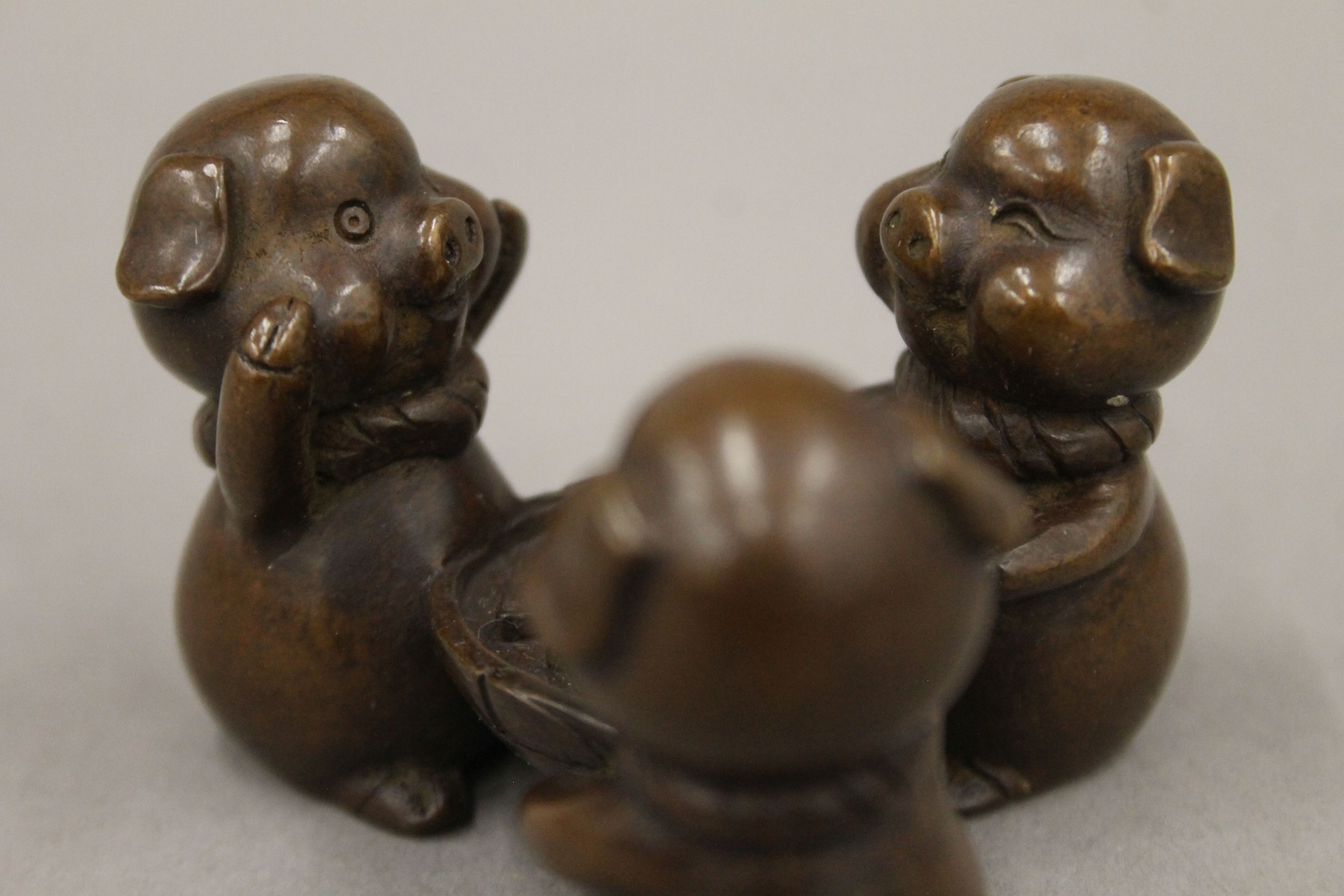 A bronze model of three pigs playing a game. 4.5 cm high. - Image 4 of 6