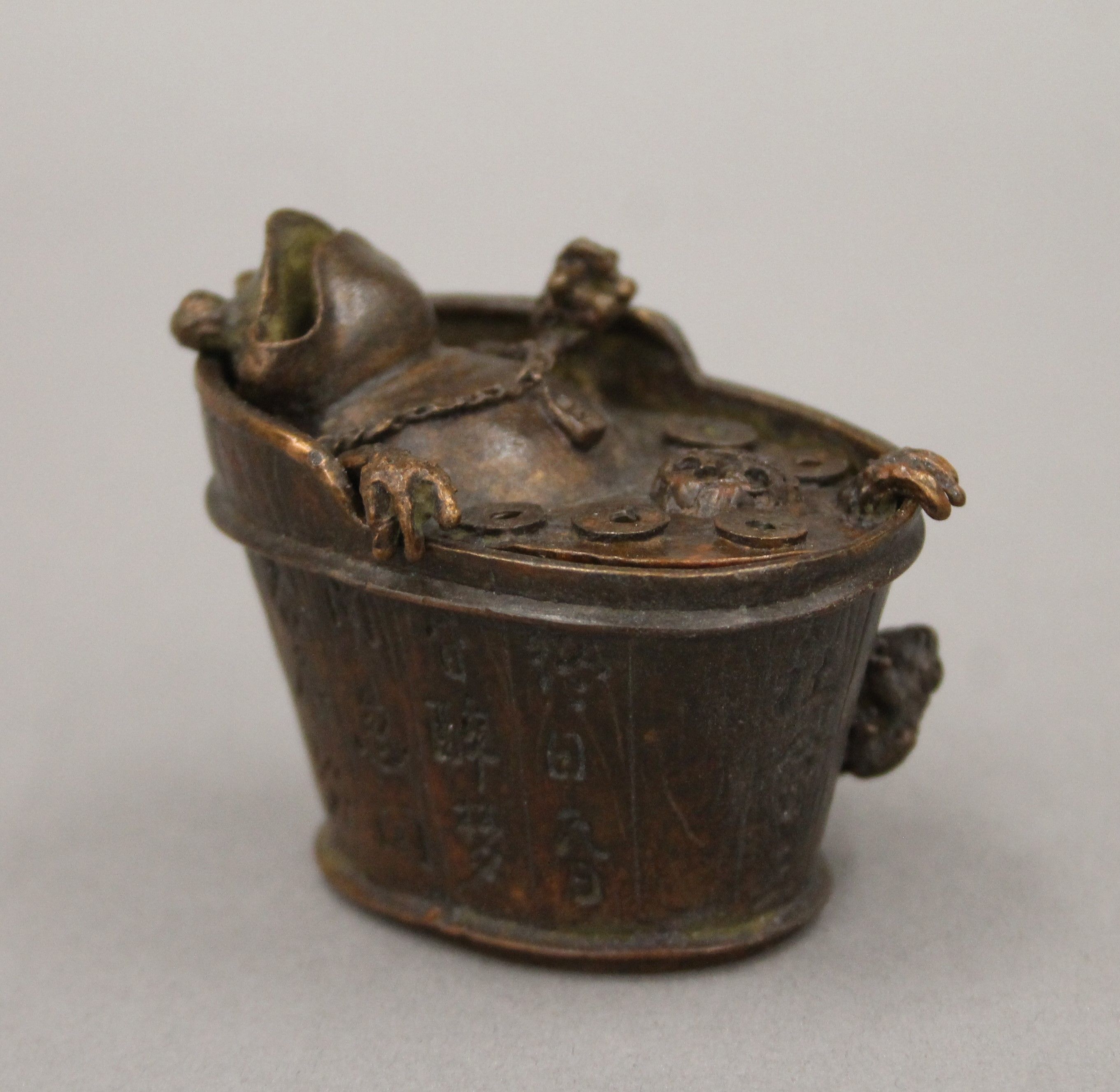 A bronze box formed as a toad in a bath. 5.5 cm high. - Image 3 of 6