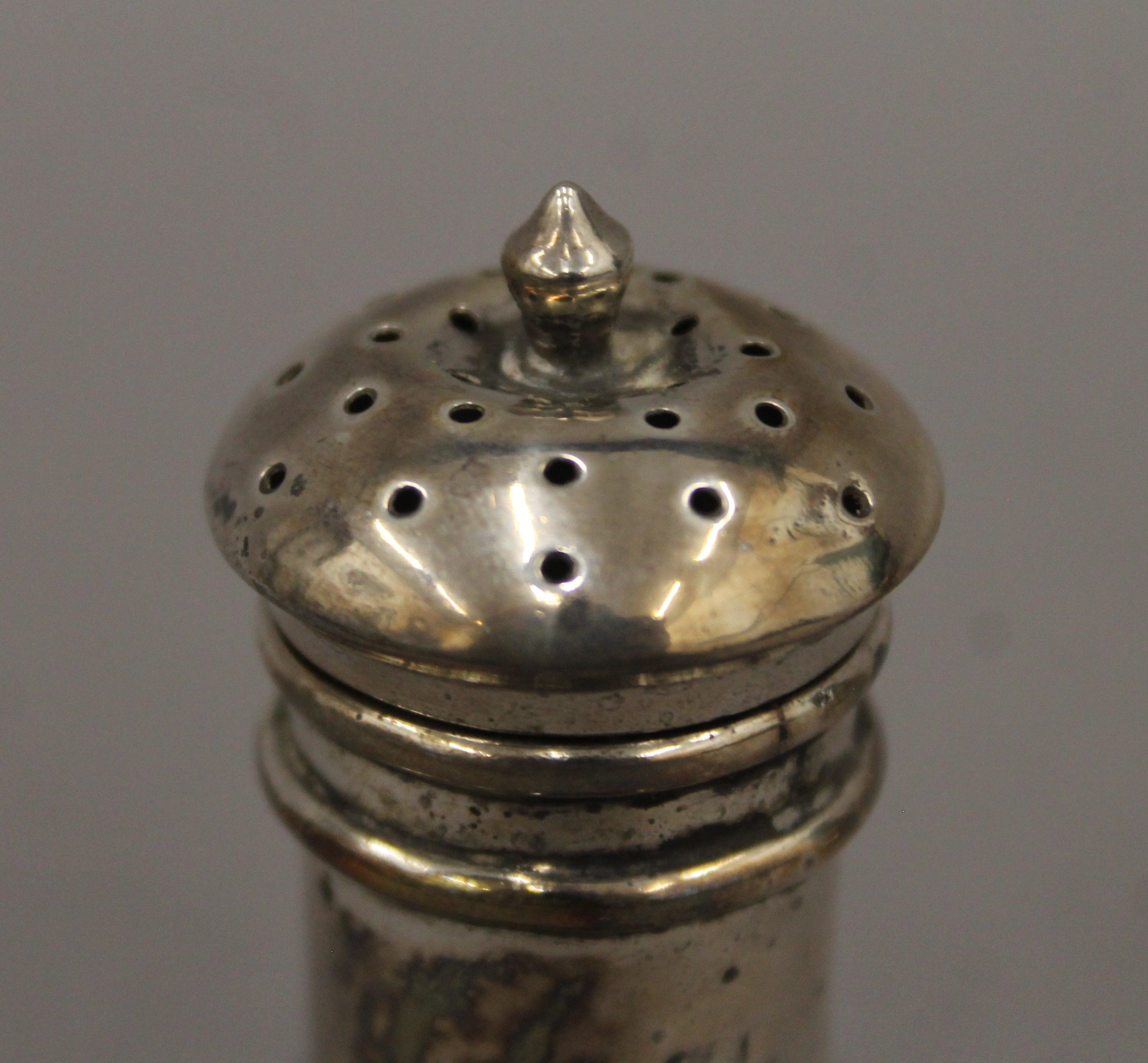 Four silver salts, two silver salt spoons and two silver peppers. The peppers 5.5 cm high. 107. - Image 4 of 13