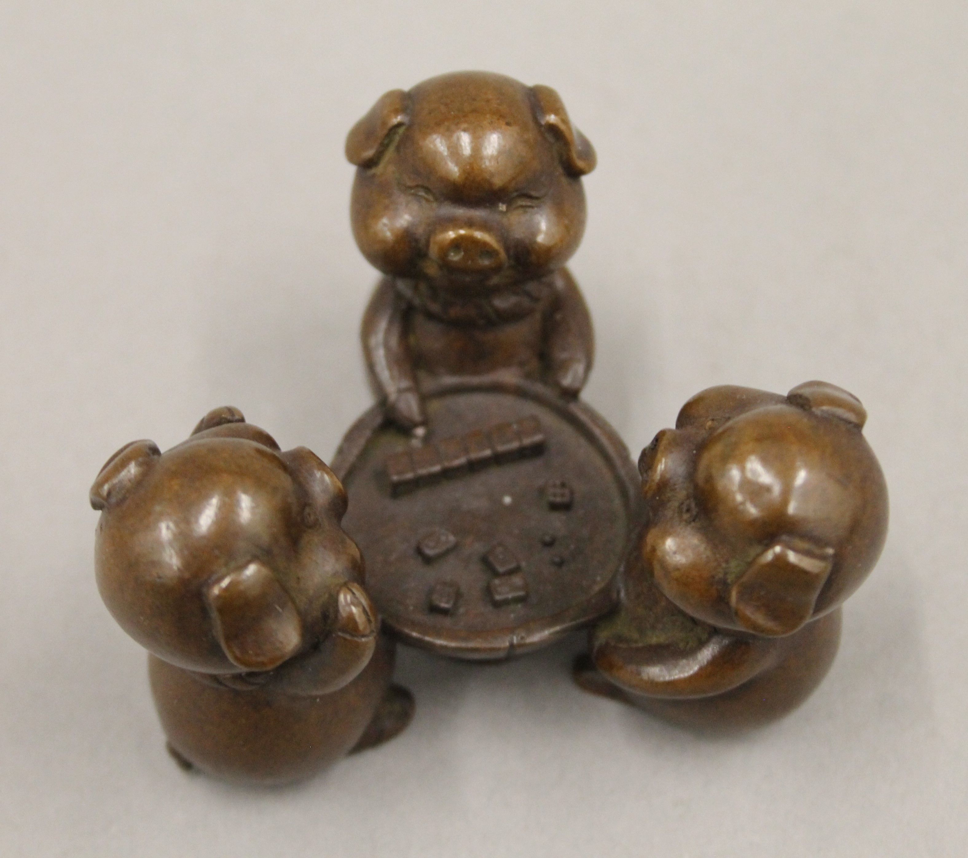 A bronze model of three pigs playing a game. 4.5 cm high. - Image 5 of 6