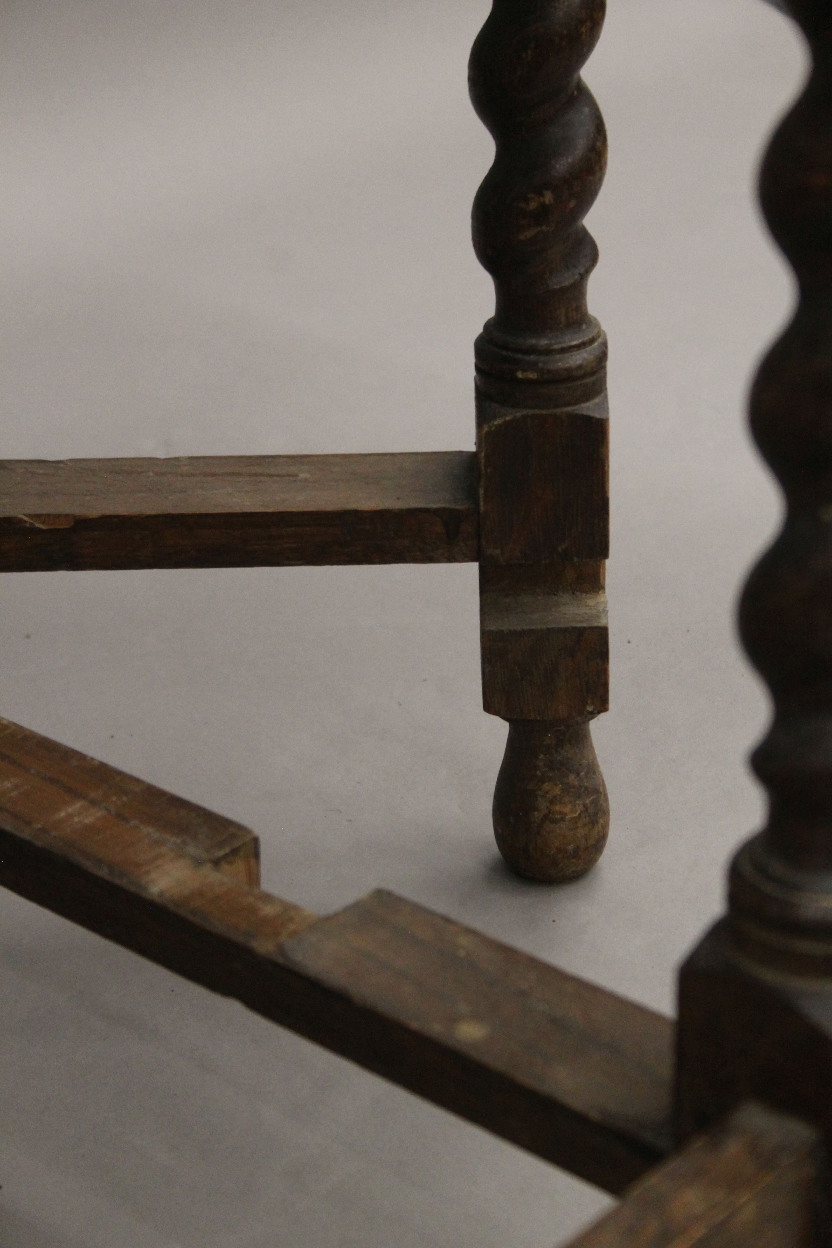 A barley twist oak gate leg table. 86 cm long. - Image 4 of 4