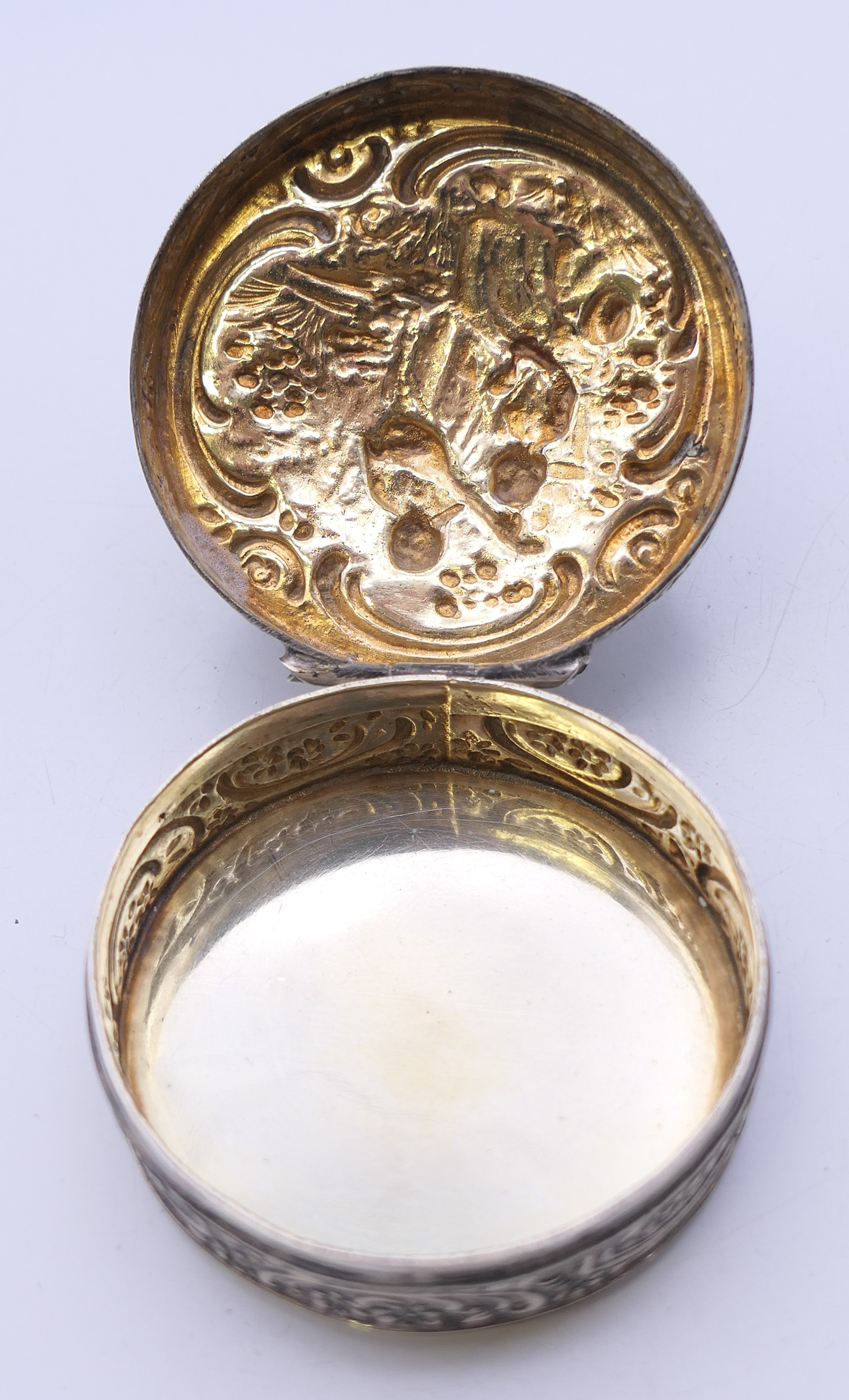 A embossed Continental silver box. 5 cm diameter. 44.3 grammes. - Image 6 of 7