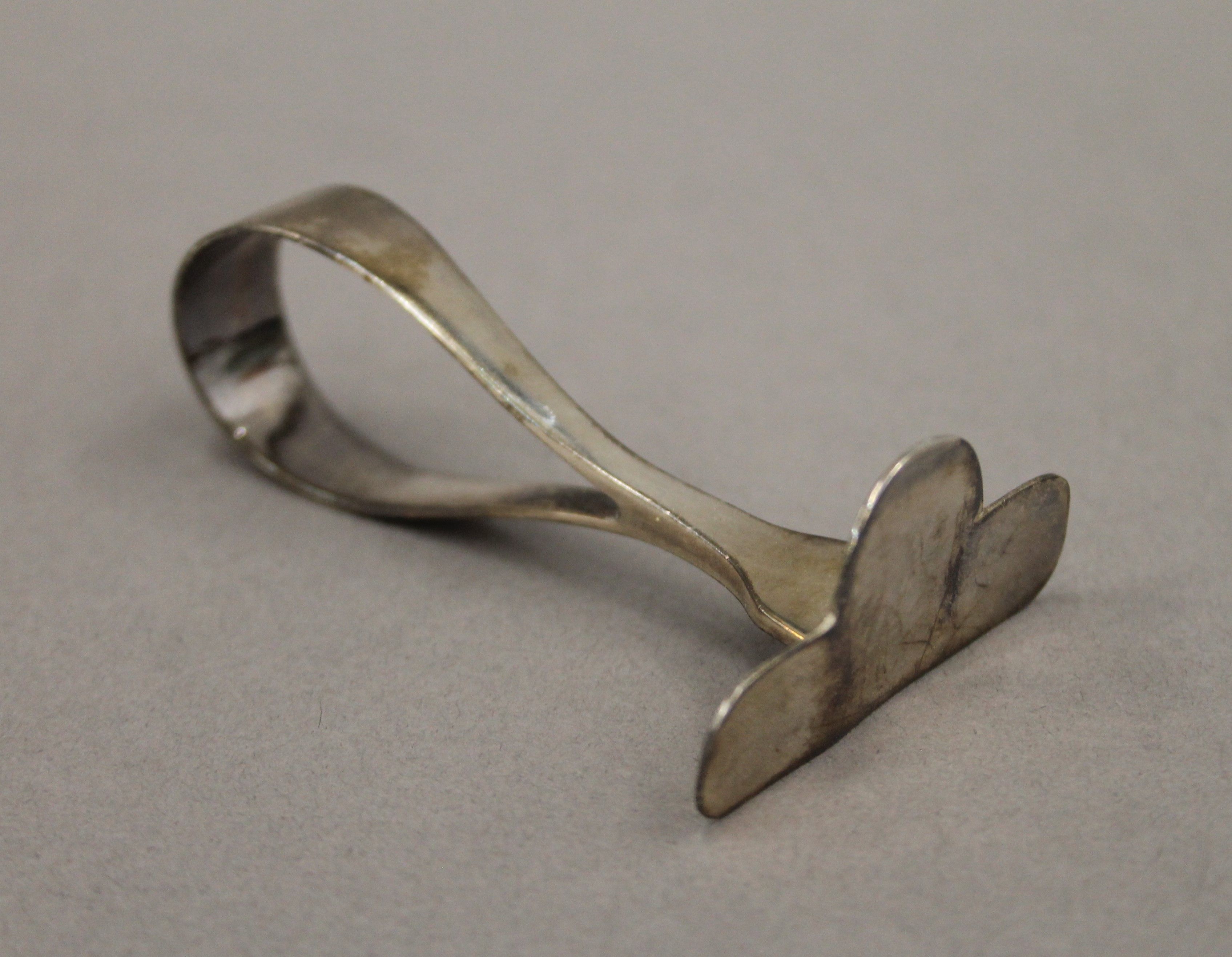 A silver baby spoon and pusher, in Harrods box. The box 13.5 cm long. - Image 3 of 9