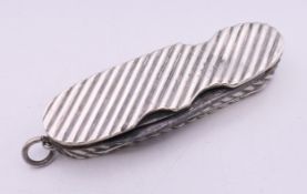 A Victorian silver combination penknife/snuff box. 7 cm long. 43.2 grammes total weight.