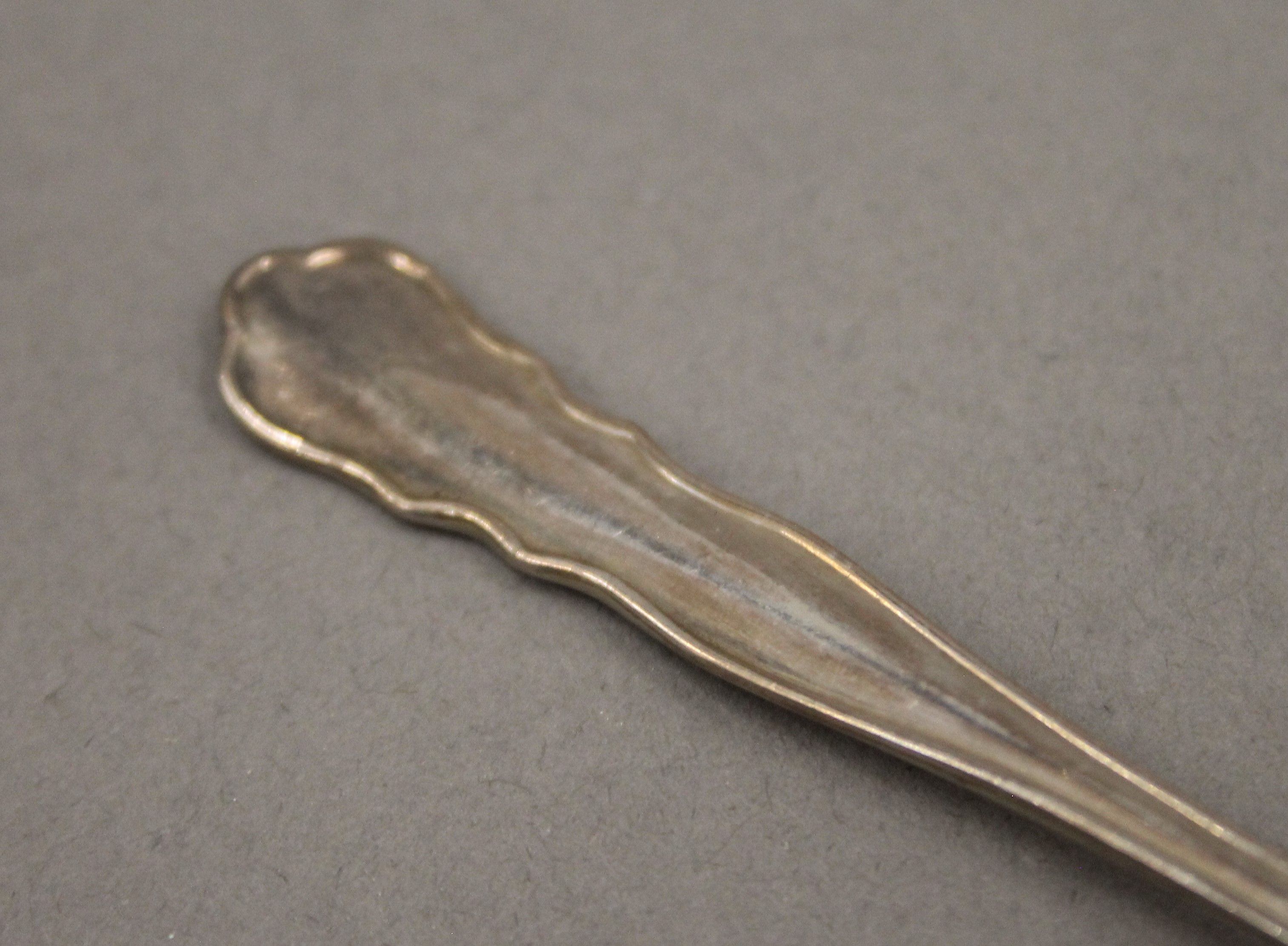 Two cased sets of silver teaspoons. 151.1 grammes. - Image 9 of 10