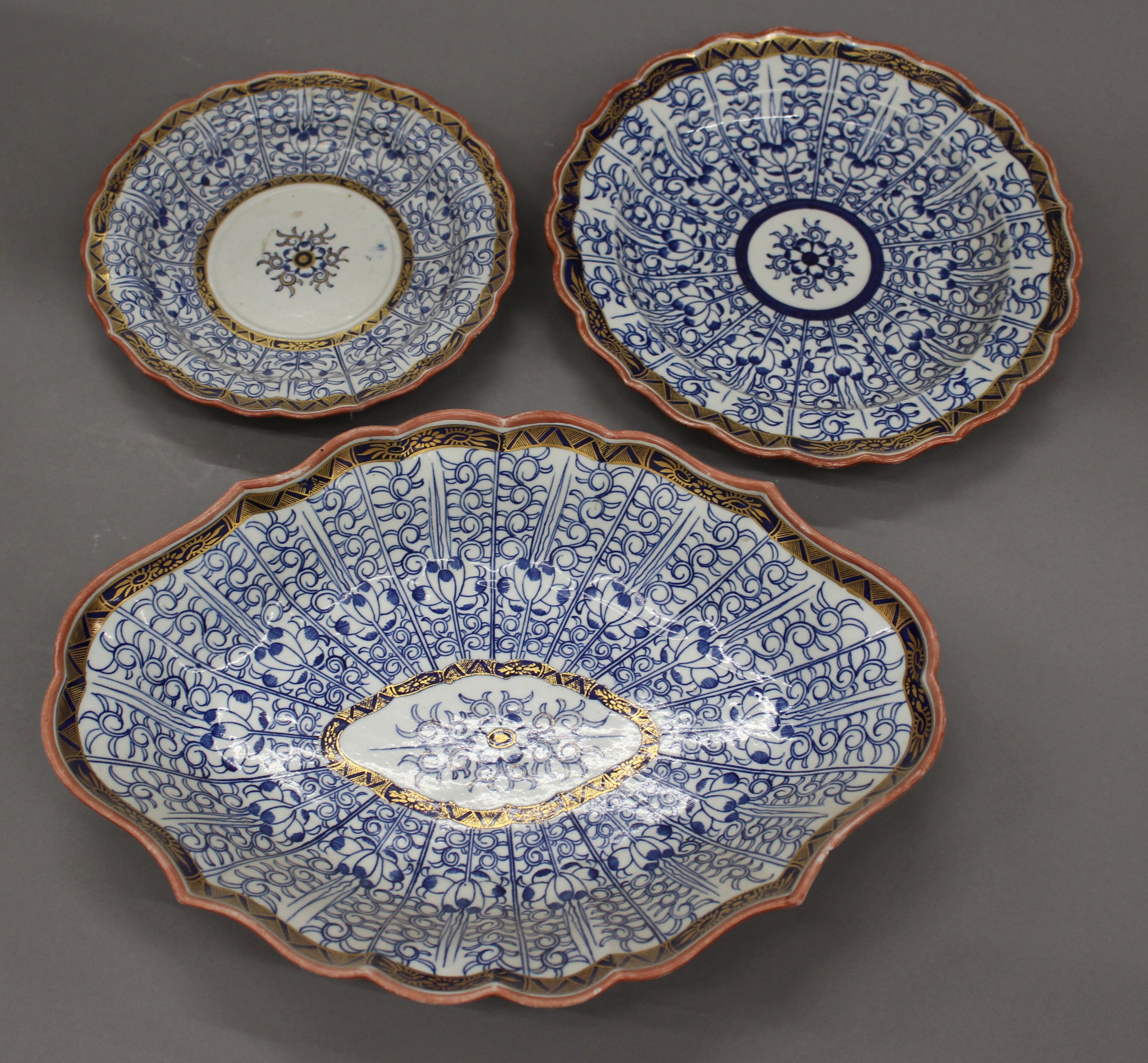 A collection of 19th century Worcester gilt heightened blue and white porcelain plates. - Bild 2 aus 4