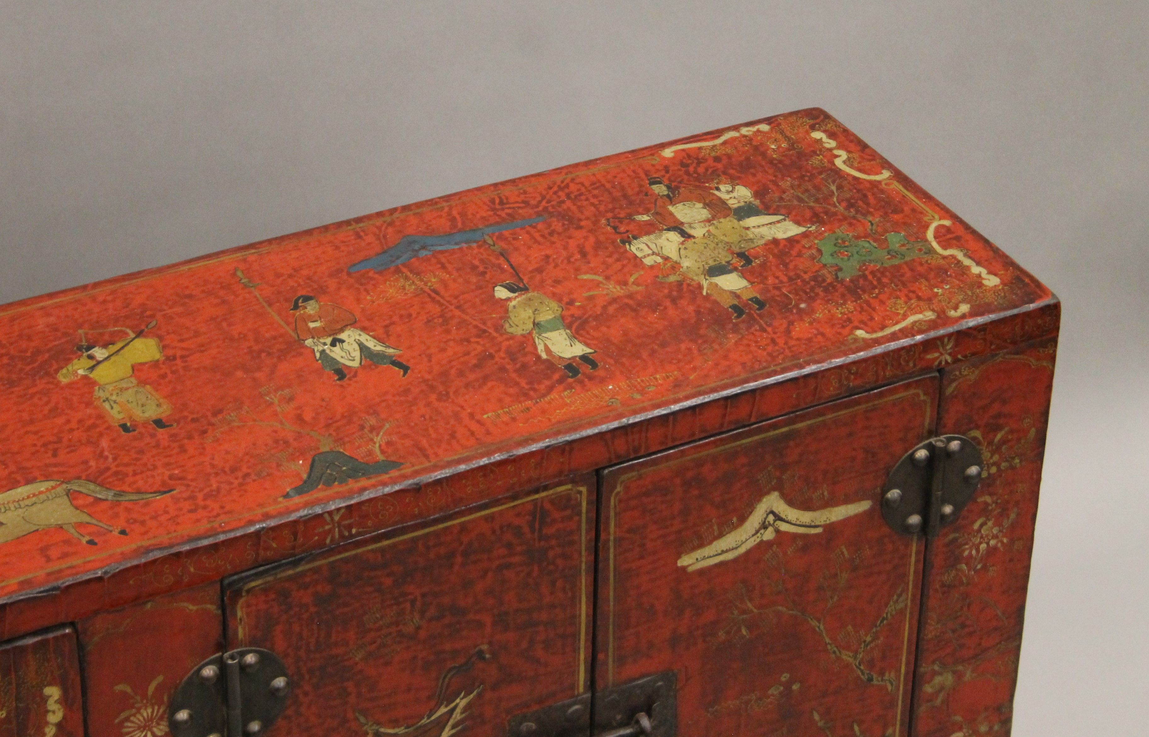 A chinoiserie lacquered side cabinet. 84 cm wide. - Image 3 of 10