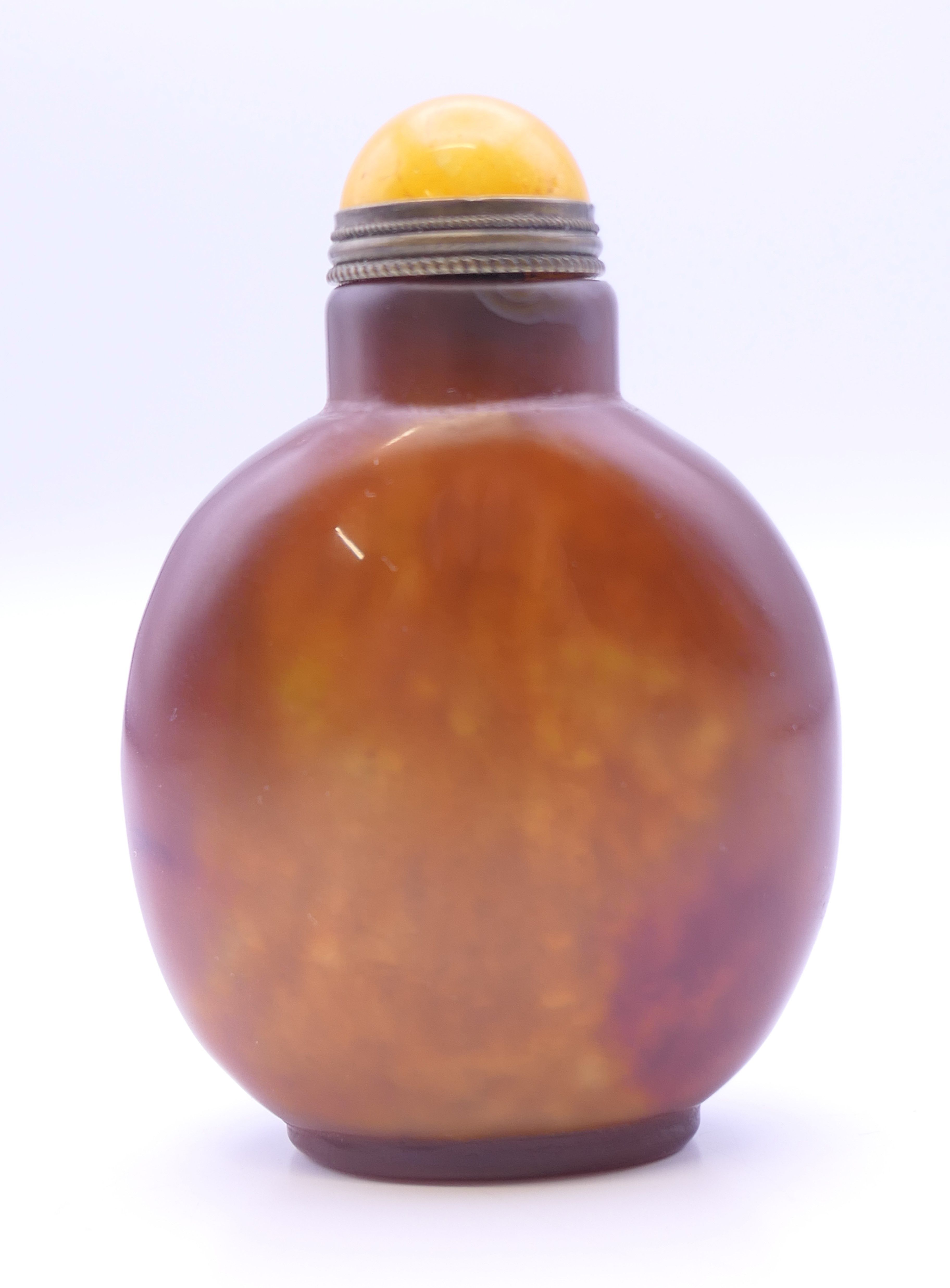 A large Chinese brown agate snuff bottle, with yellow stopper. 7.5 cm high. - Image 2 of 8