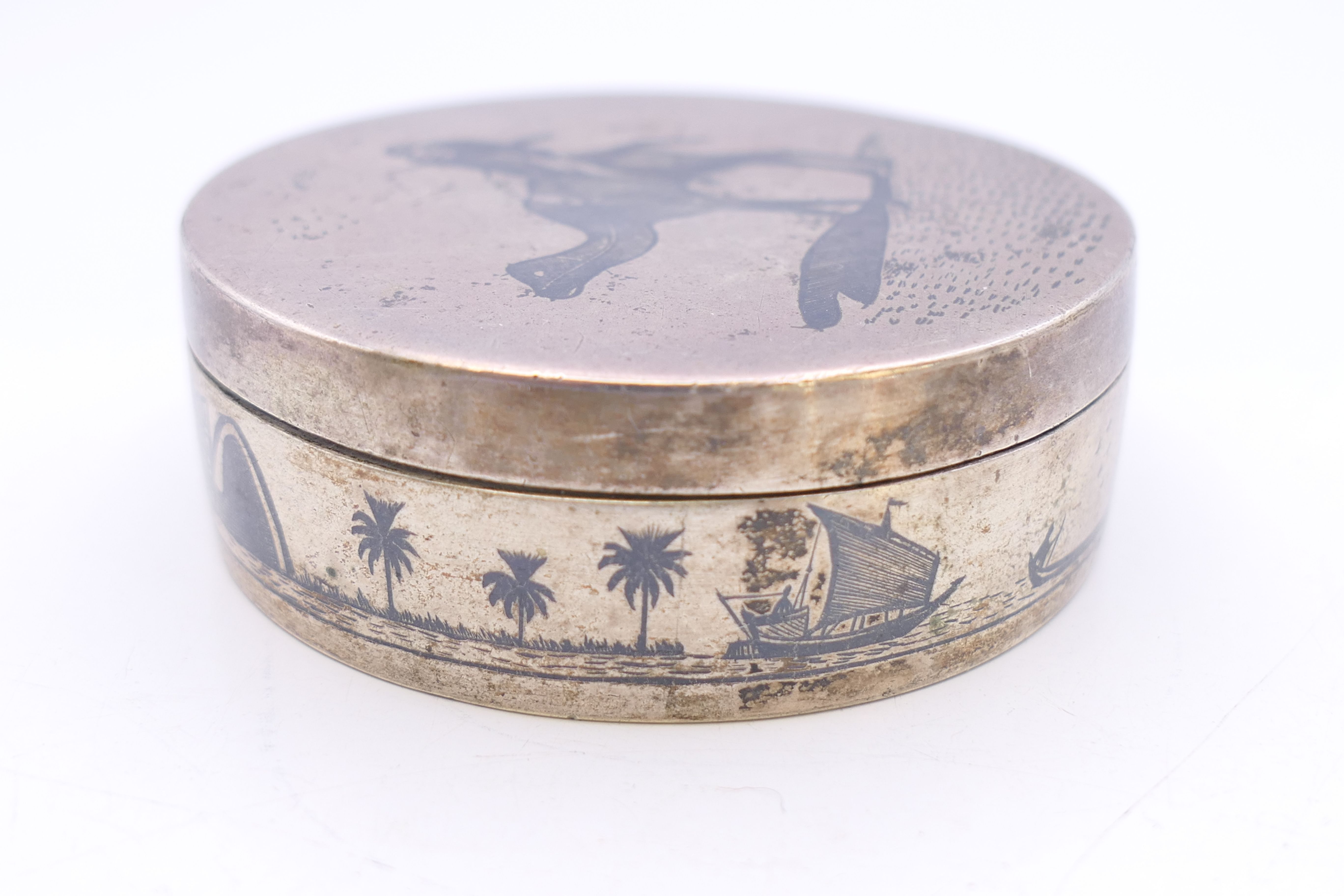 An Egyptian silver box. 6.5 cm diameter. 96.1 grammes. - Image 5 of 7