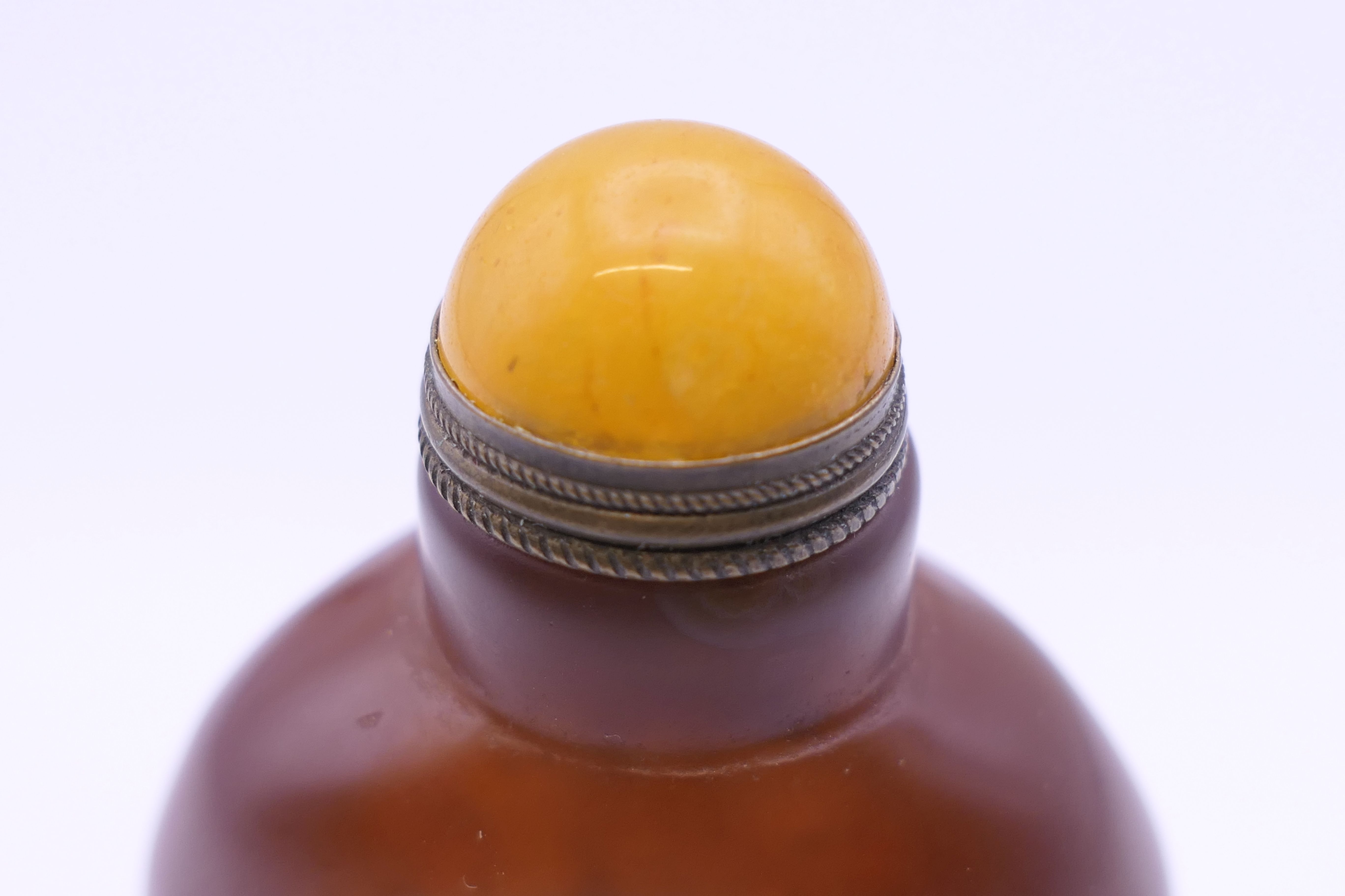 A large Chinese brown agate snuff bottle, with yellow stopper. 7.5 cm high. - Image 7 of 8