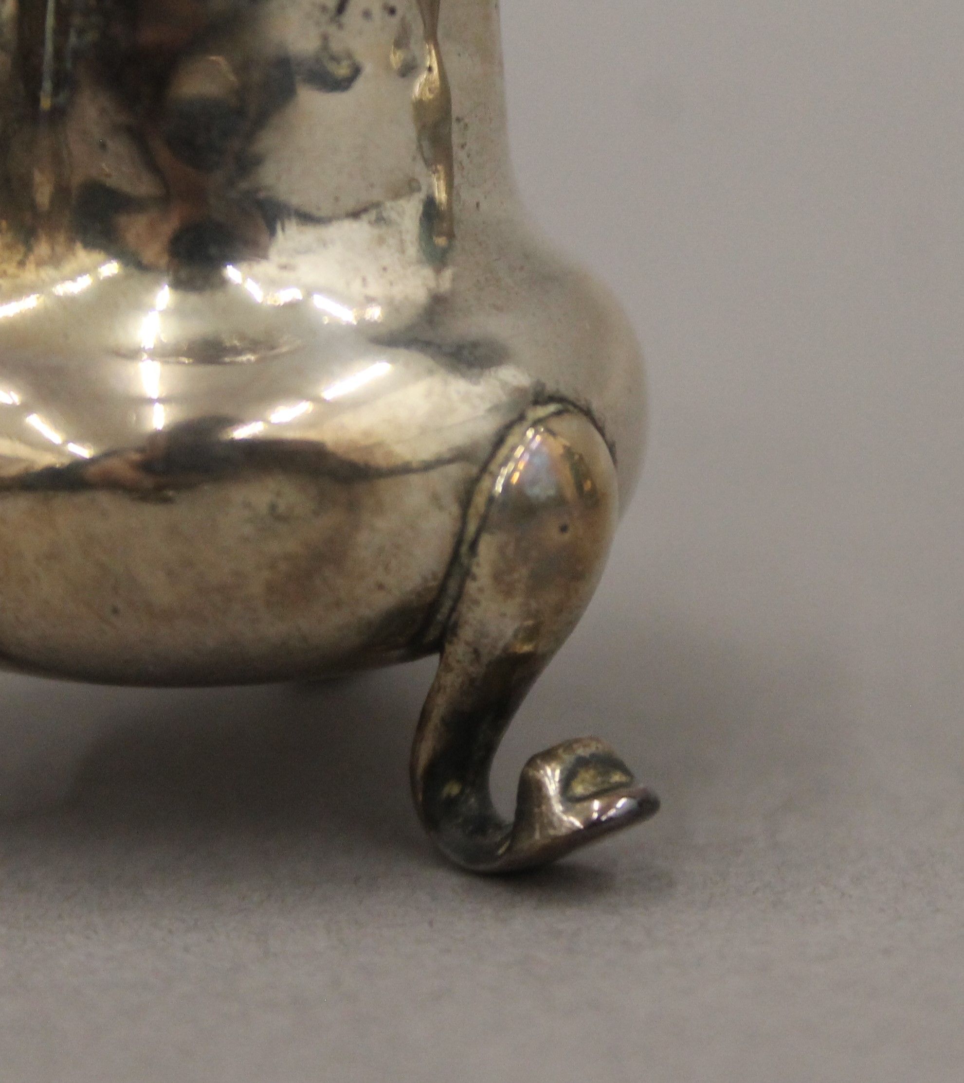 Four silver salts, two silver salt spoons and two silver peppers. The peppers 5.5 cm high. 107. - Image 6 of 13
