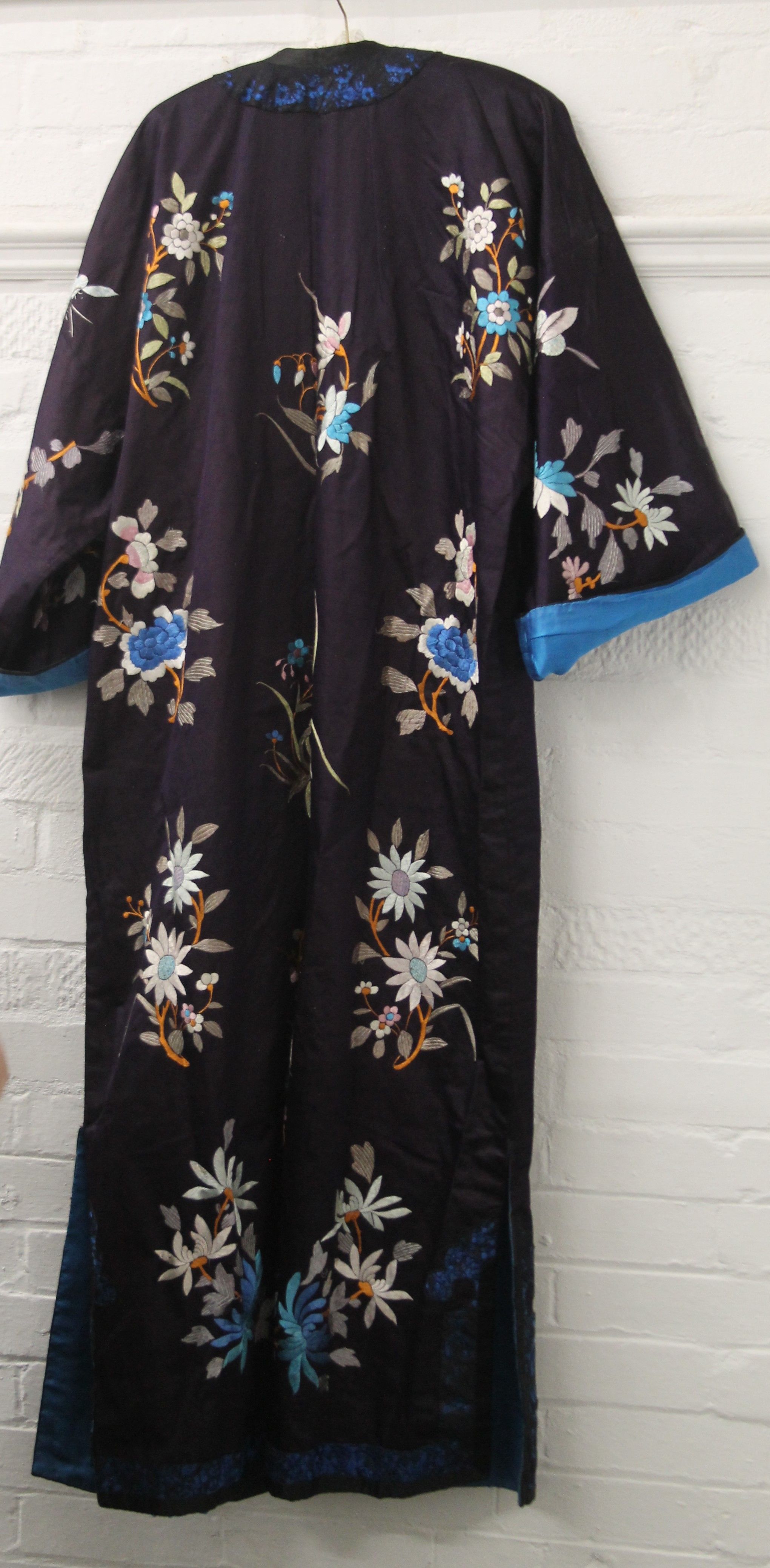 An embroidered silk kimono. 130 cm long. - Image 2 of 5