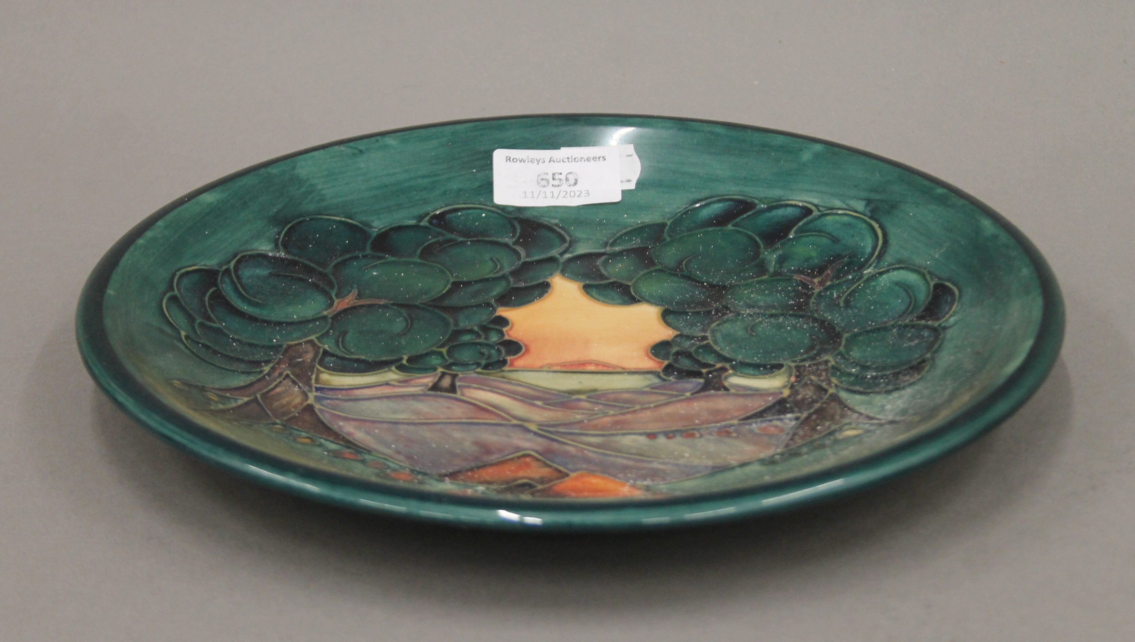 Two Moorcroft plates. 25.5 cm diameter. - Bild 2 aus 8