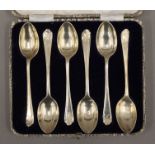 A cased set of silver teaspoons with golf club decoration. 80.1 grammes.