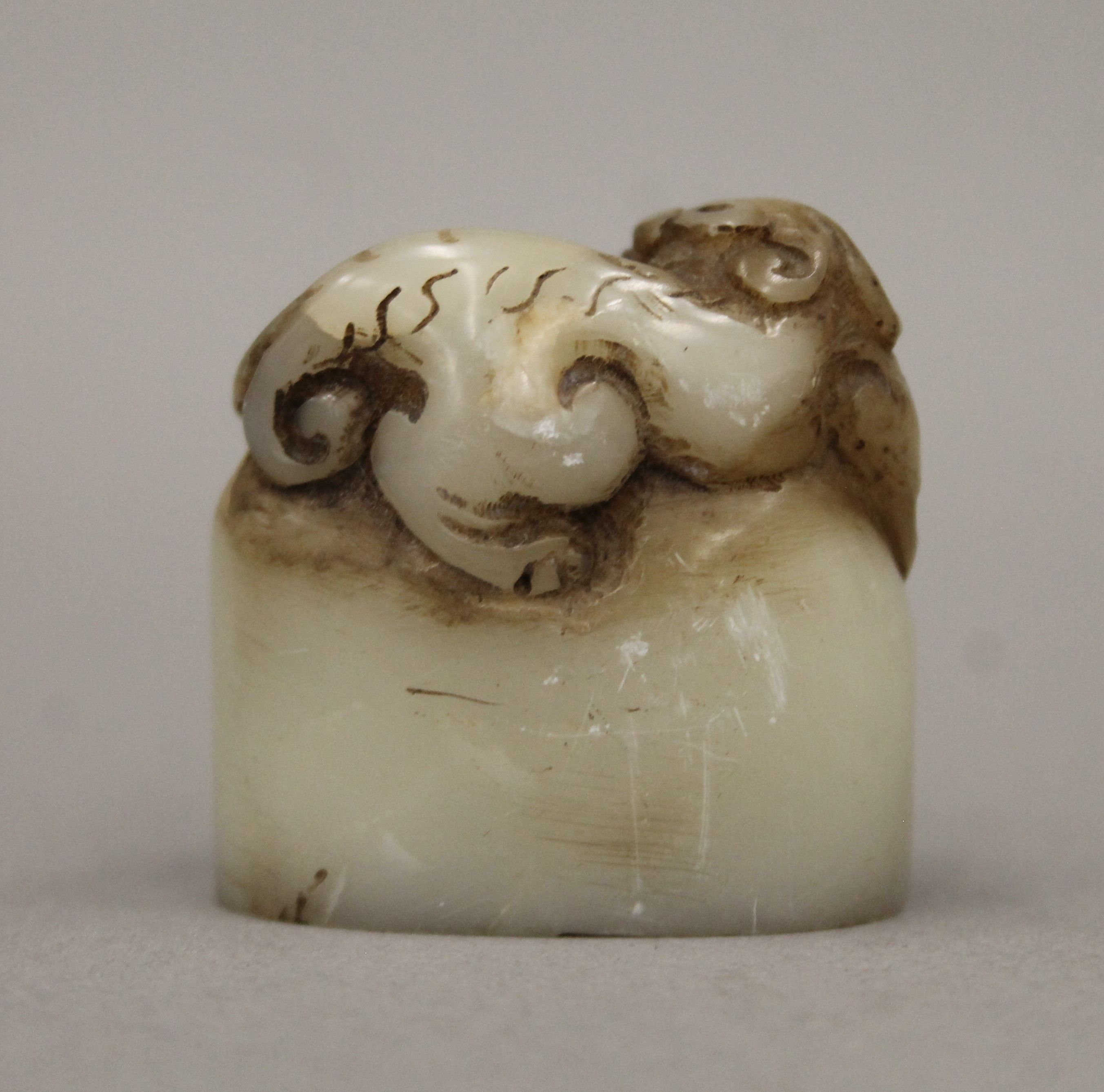 A small soapstone seal. 3.75 cm high. - Image 3 of 4