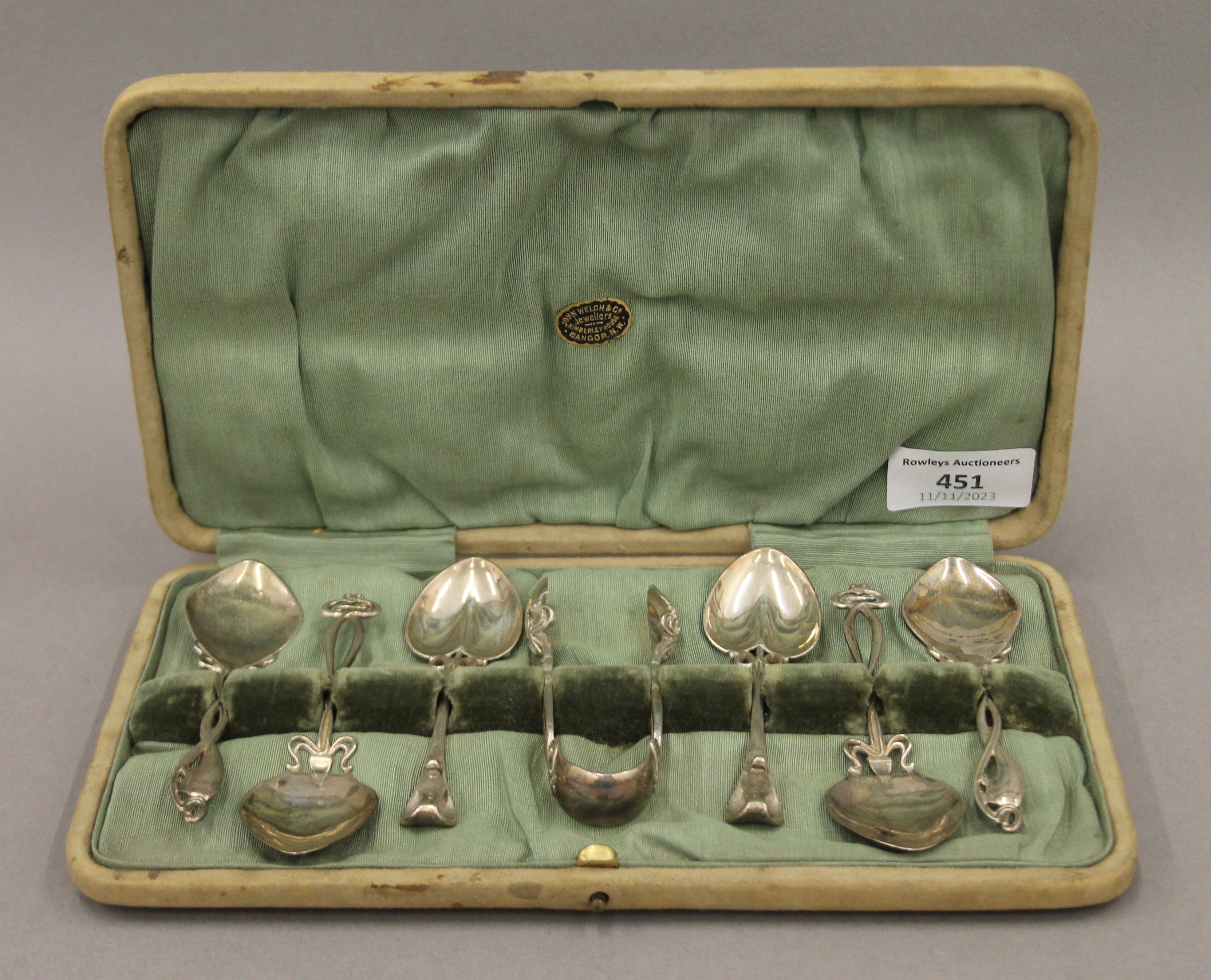 A cased set of Art Nouveau silver teaspoons and tongs. The case 54 cm wide. 112.4 grammes. - Image 2 of 16