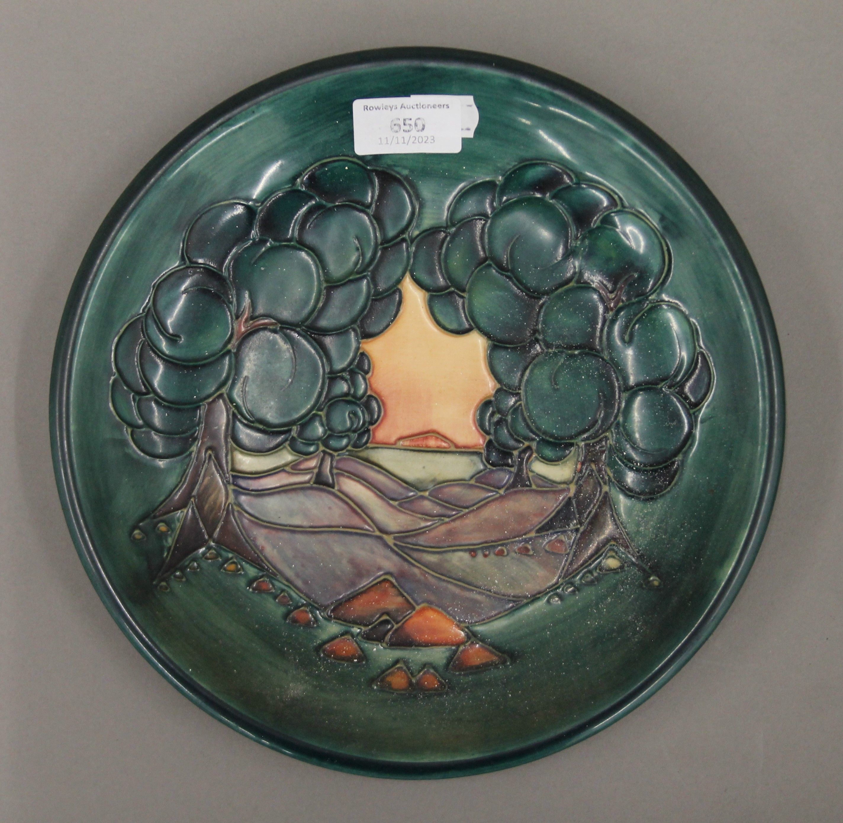 Two Moorcroft plates. 25.5 cm diameter. - Bild 3 aus 8