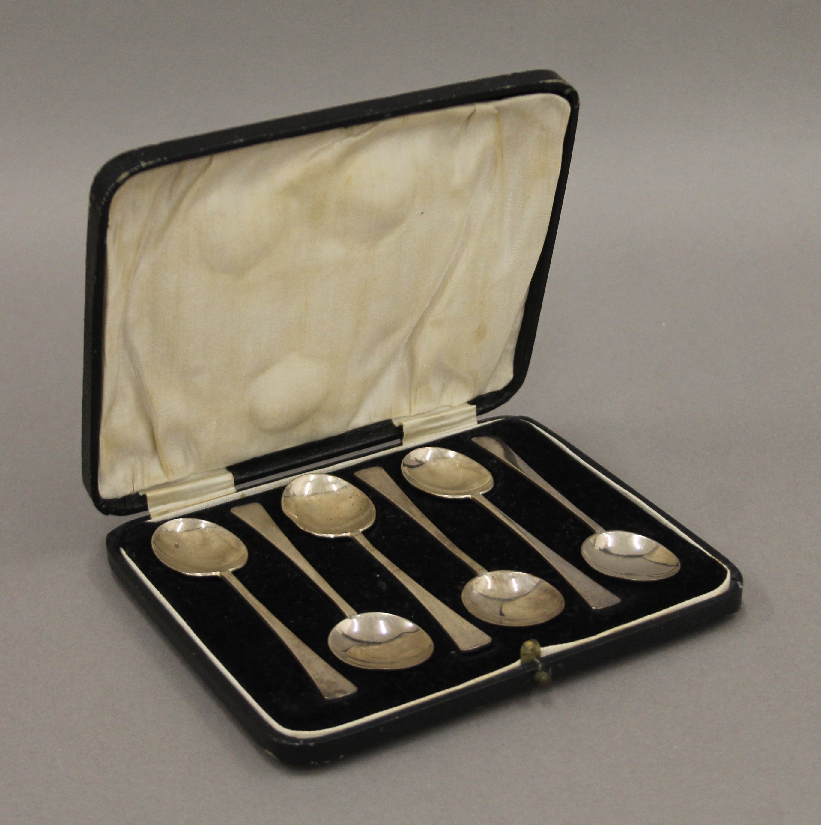 Two cased sets of silver teaspoons. 151.1 grammes. - Image 2 of 10
