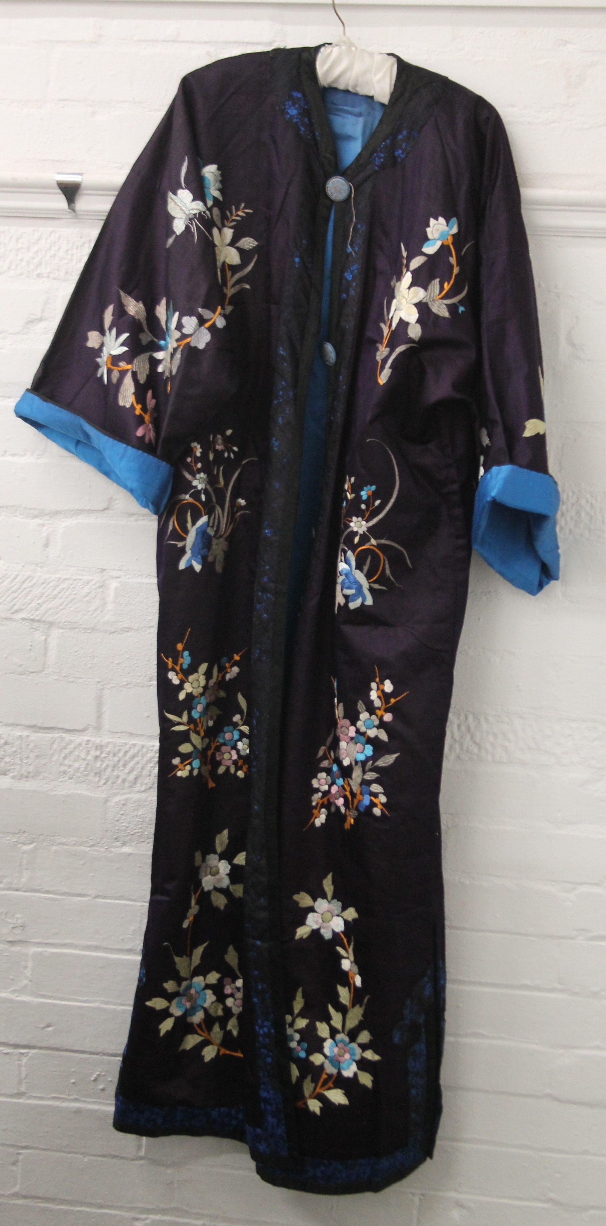 An embroidered silk kimono. 130 cm long.